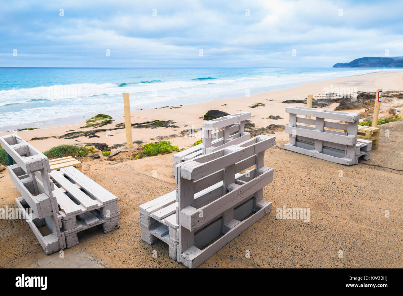 Standard weißen Holzmöbeln aus Cargo Paletten, Seaside Bar Terrasse. Die Insel Porto Santo, Madeira Archipel, Portugal Stockfoto