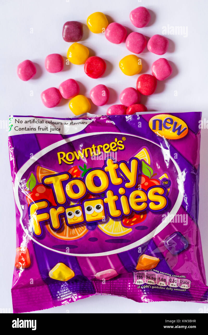 Paket der Rowntrees waren lecker Frooties Süßigkeiten Bonbons geöffnet mit dem verschütteten Inhalt auf weißem Hintergrund verschüttet Stockfoto