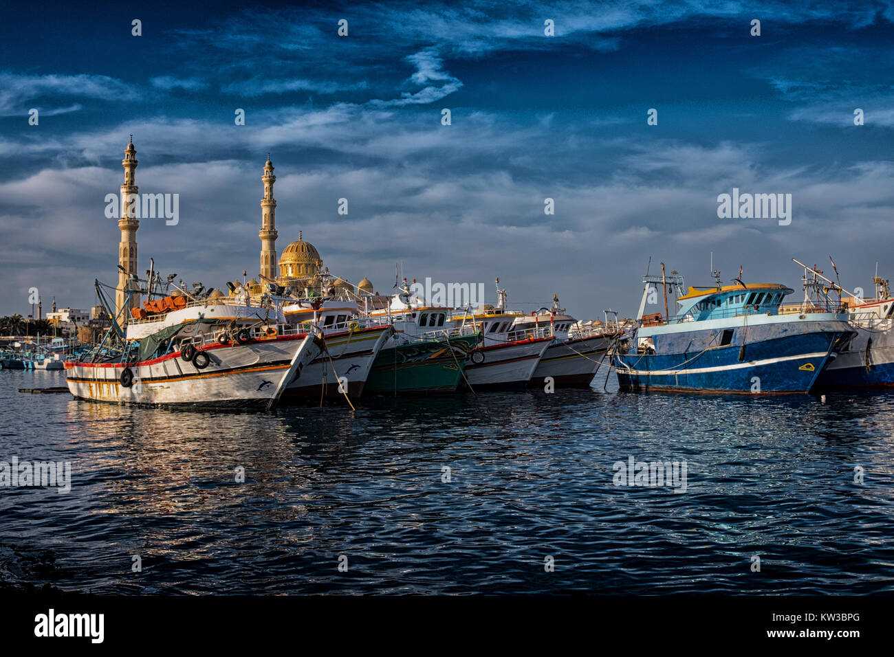 HURGHADA, Ägypten, 27. Dezember 2017: Moschee El Mina Masjid in Hurghada in sonniger Tag, Ansicht vom Meer. Stockfoto