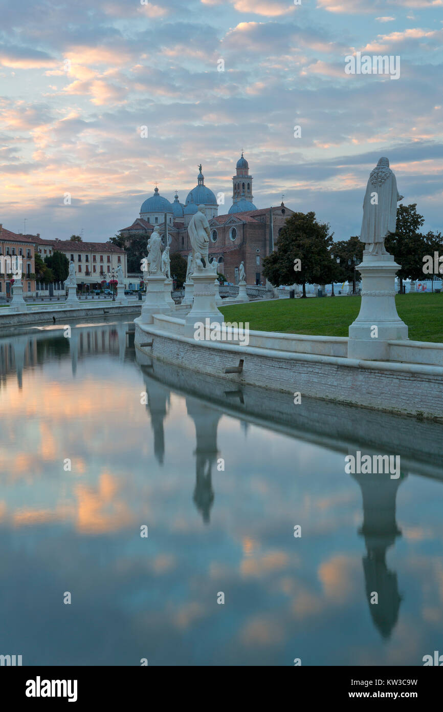 Statuen entlang einem park Kanal in den Morgenstunden von Padua, Italien Stockfoto