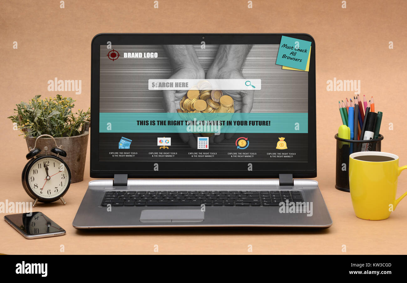 Web site Entwicklung Mockup am Arbeitsplatz Laptop mit Kaffee. Stockfoto