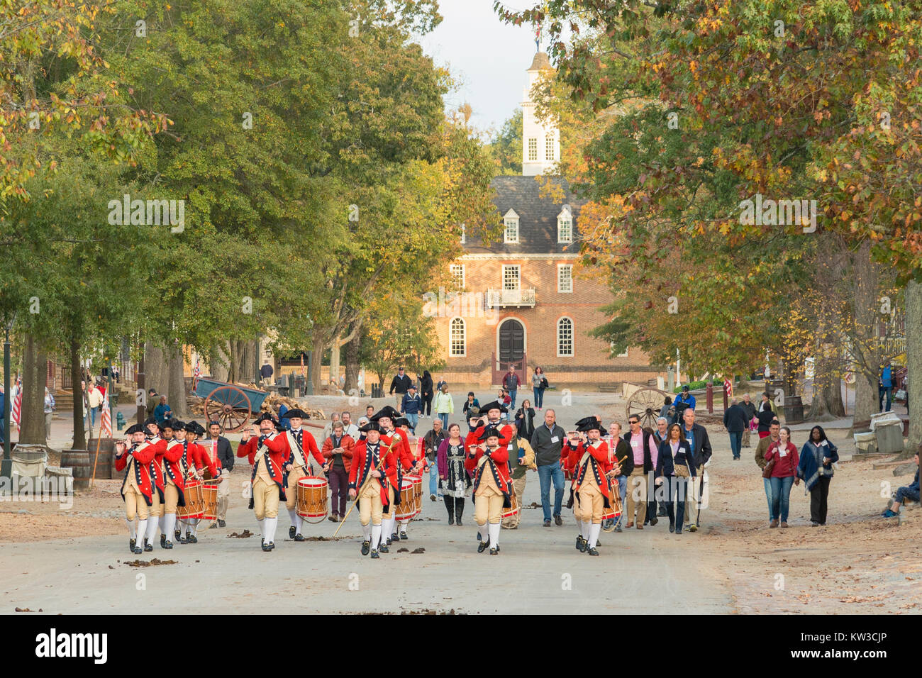 Colonial Williamsburg Fife und Drum Corps in Herzog von Gloucester Straße marschieren. Stockfoto