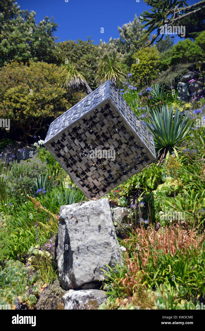 Die Tom Leaper Metall-würfel Skulptur an der Abbey Gardens auf der Insel  Tresco, Isles of Scilly, England, Cornwall, Großbritannien Stockfotografie  - Alamy