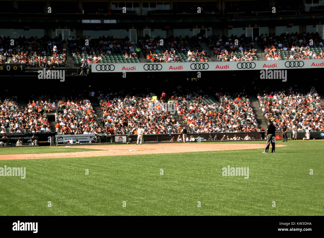 Baseball Spiel der San Francisco Giants in ihrem Stadion aus dem öffentlichen Eingang erfasst Stockfoto