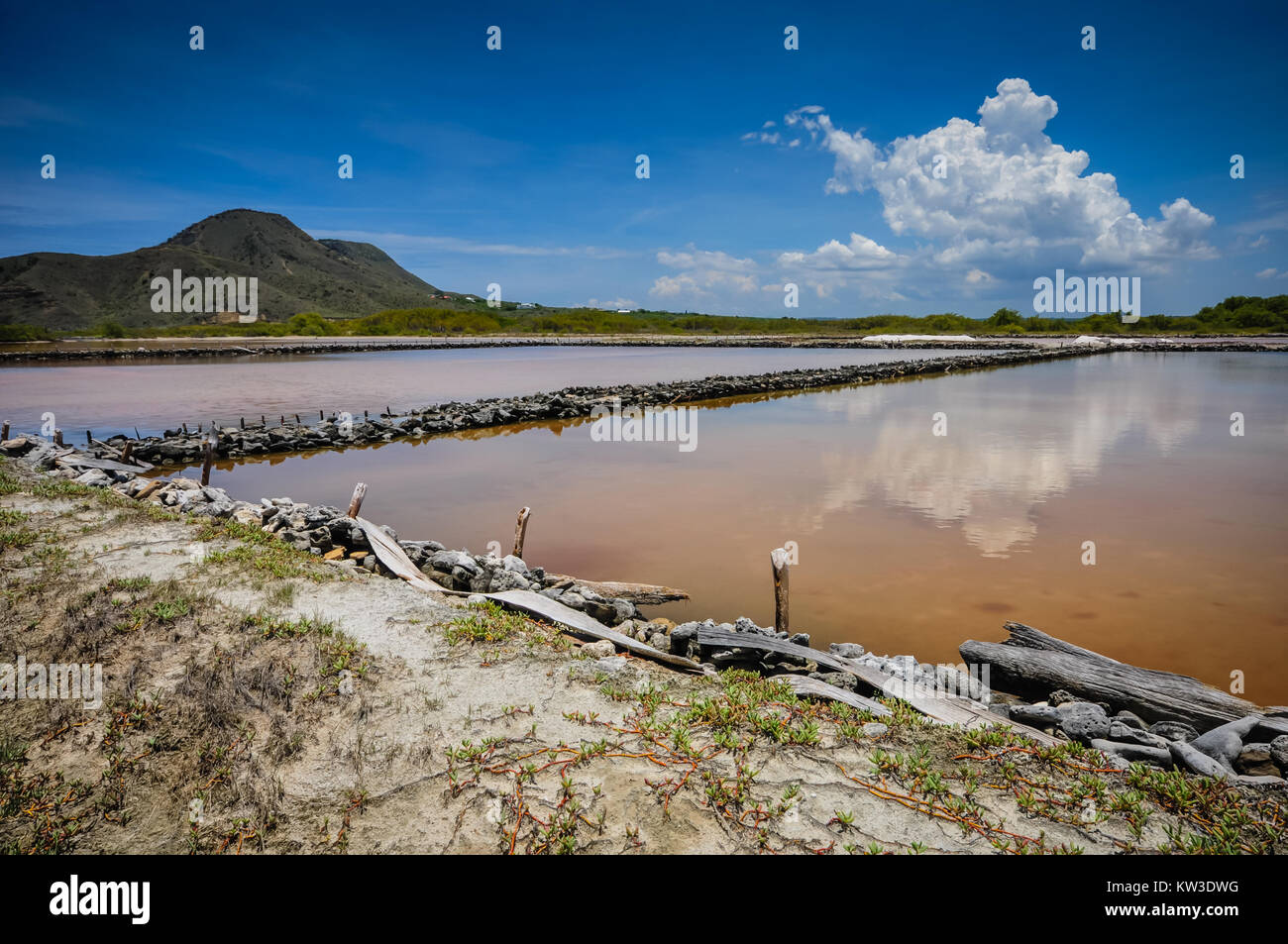 Verdampfung Teiche an natürlichen Meer Salt Flats in der Dominikanischen Republik. Stockfoto