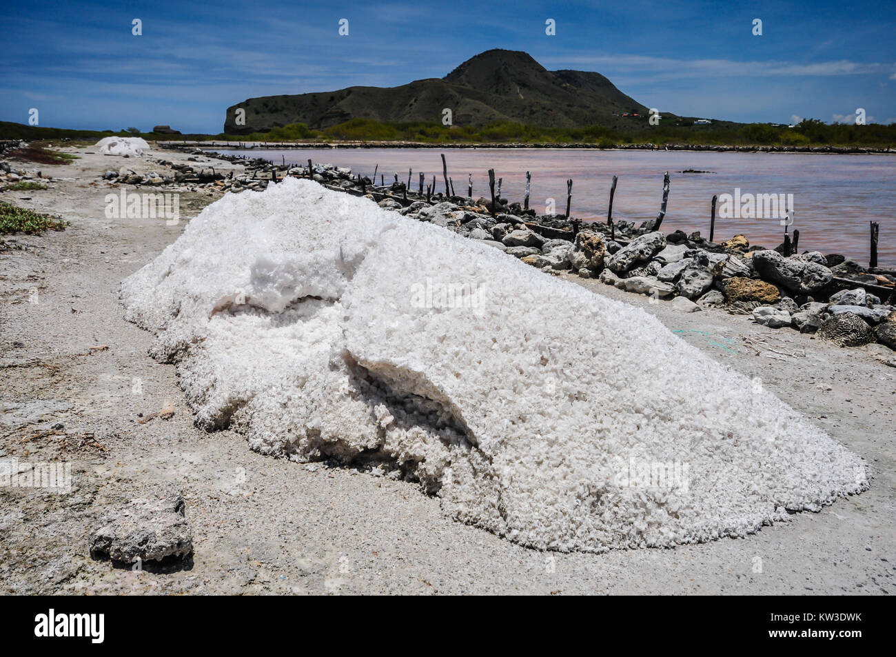 Stapel von natürlichem Meersalz am Salzsee in Monte Cristi, Dominikanische Republik. Stockfoto
