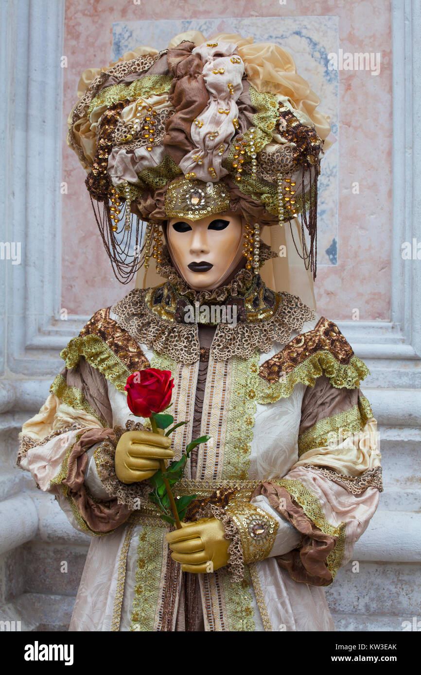 Menschen an Karneval in Venedig Bunte Kostüm und Maske Stockfotografie -  Alamy