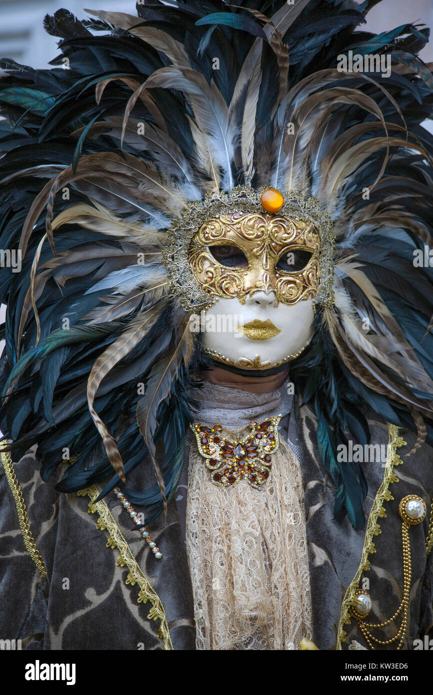 Karneval in Venedig Figur trägt venezianische Maske und Kostüm Stockfoto