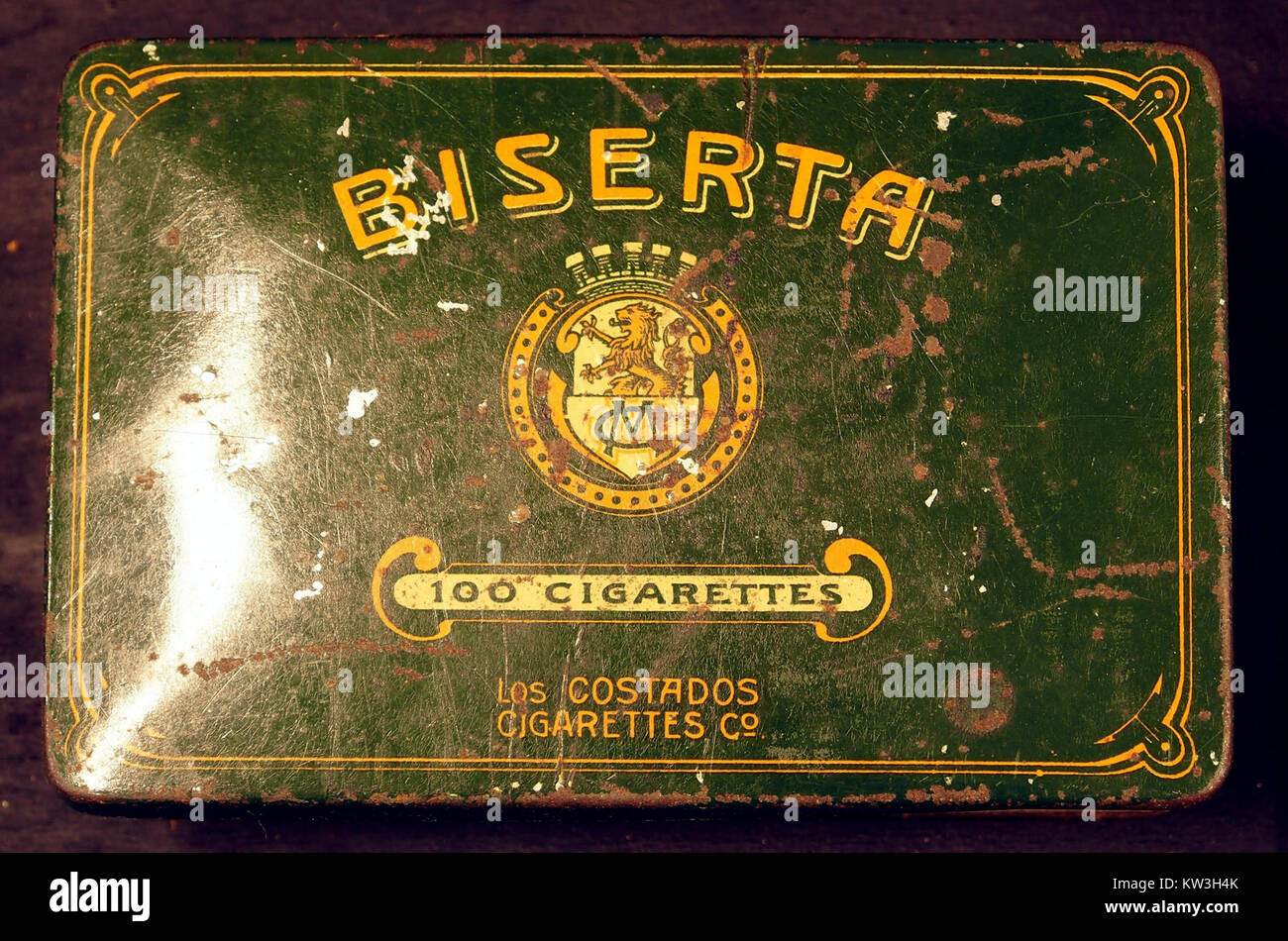 Biserta 100 Cigarettes, produziert von Los Costados Cigarettes Co., ist eine Marke, die für ihre unverwechselbare Verpackung und ihren Geschmack bekannt ist und Trends in der Tabakwerbung und beim Tabakkonsum in der Mitte des 20. Jahrhunderts widerspiegelt. Stockfoto