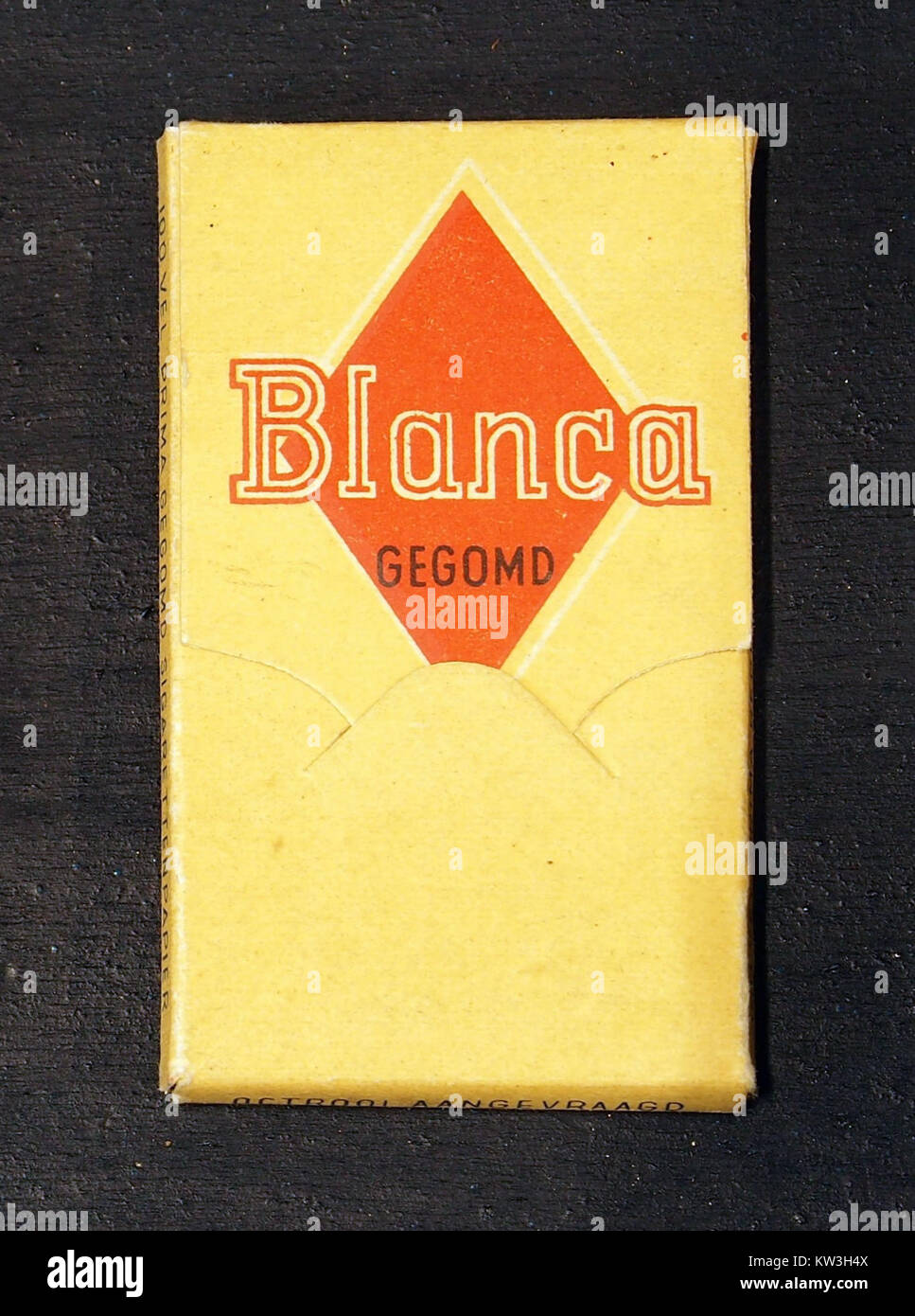 Die Zigarettenpapiere der Marke „Blanca“, auf Niederländisch als „Vloeitjes“ bekannt, zeichnen sich durch ein markantes Rückendesign aus. Diese Papiere sind beliebt bei Rauchern, die ihre Zigaretten lieber von Hand Rollen. Stockfoto