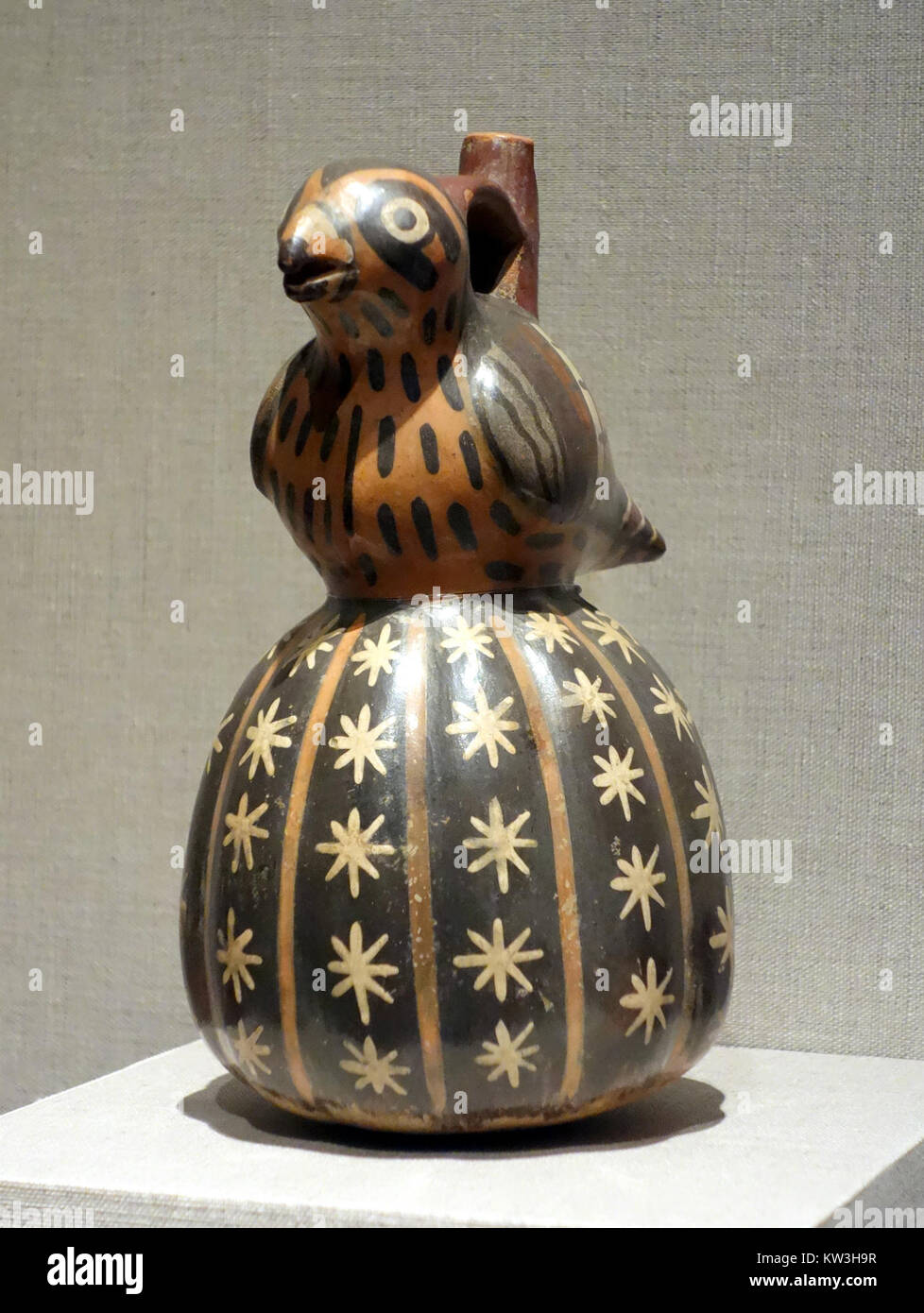 Diese Steingut-Figur eines Vogels auf einem Kakteen aus dem 2. Jahrhundert v. Chr. stammt aus der Nasca-Kultur Perus. Das Stück ist mit Pigmenten bemalt und repräsentiert die Kunstfertigkeit der Region. Es ist im de Young Museum untergebracht, in dem alte Handwerkskunst gezeigt wird. Stockfoto