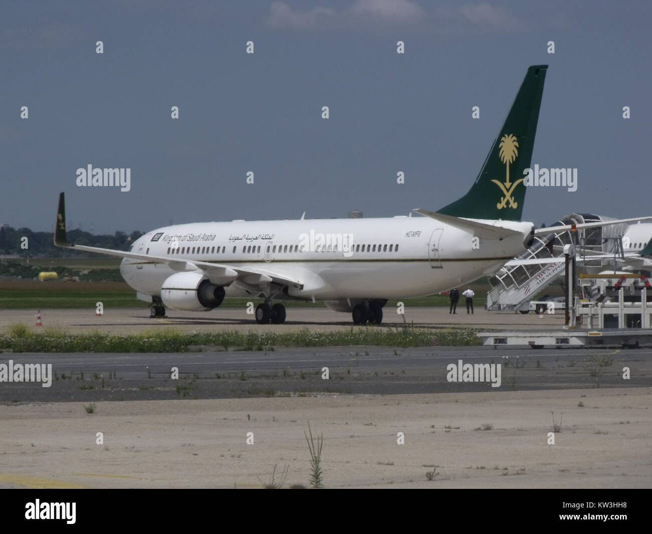 Dieses Bild zeigt ein Flugzeug der Boeing 737-900 (Registrierung HZ MF6), das der saudischen Regierung gehört und für verschiedene staatliche und diplomatische Zwecke eingesetzt wird. Stockfoto