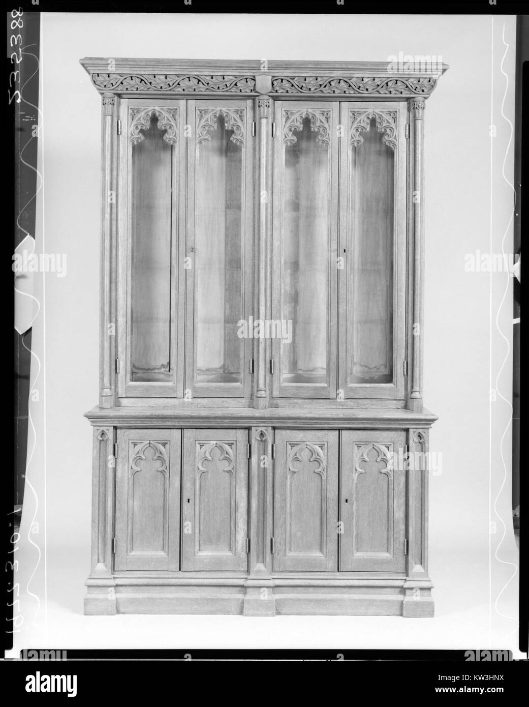 Das Bücherregal MET 235388 ist ein kunstvoll verziertes, historisches Möbelstück, das im Metropolitan Museum of Art untergebracht ist und komplexe Handwerkskunst und Design zeigt. Stockfoto