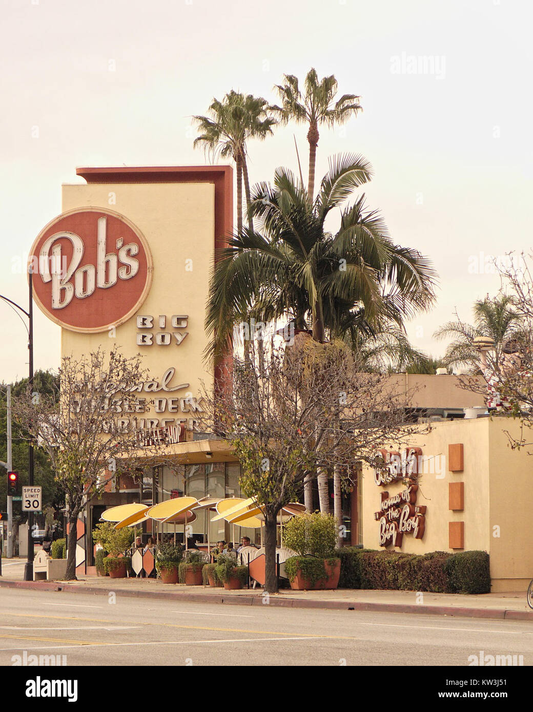 Ein Foto von Bob's Big Boy Restaurant in Burbank, Kalifornien, aufgenommen am 21. Januar 2014, das seine ikonische Architektur und seinen nostalgischen Charme unterstreicht. Stockfoto