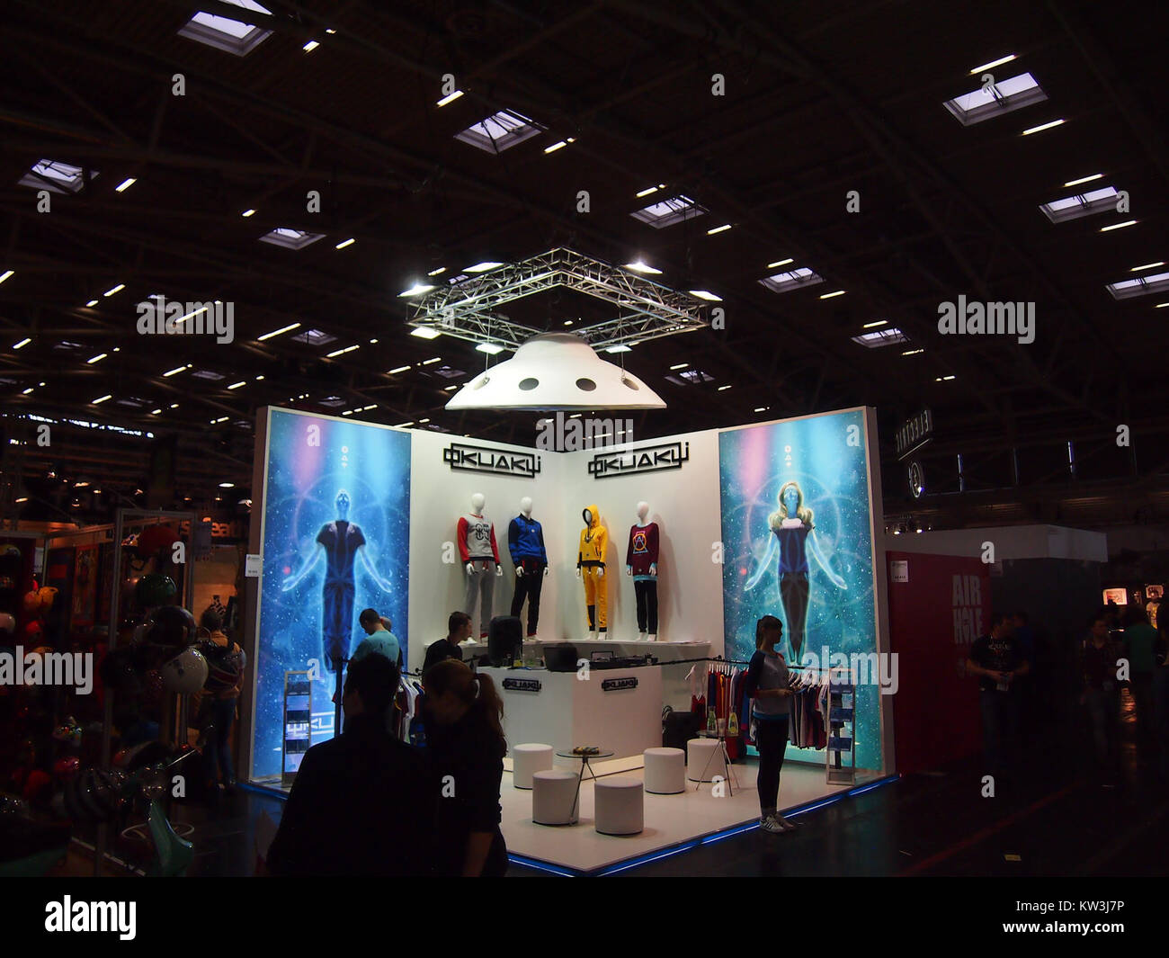 Auf der ISPO 2014 München präsentierten sich verschiedene Stände mit Produkten und Innovationen aus der Sportartikelbranche. Stand (02) zeigt eine spezifische Ausstellung oder Ausstellung auf dieser großen Sportmesse in Deutschland. Stockfoto