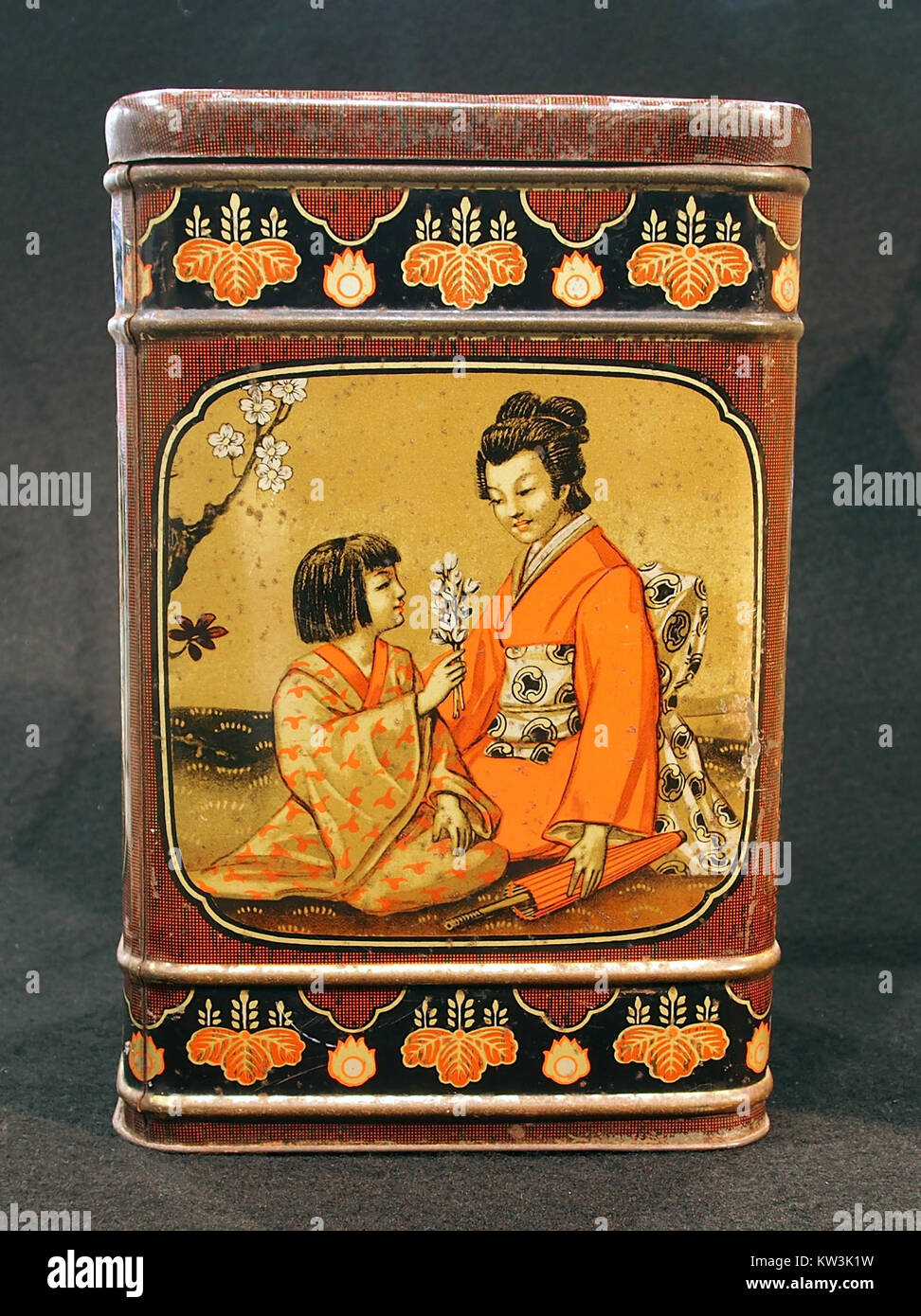 Dieses Bild zeigt eine Ostfrau mit Kind und bietet einen Einblick in die kulturelle Darstellung in der Fotografie. Das Foto zeigt traditionelle Kleidung und das Familienleben in einem östlichen Kontext. Stockfoto