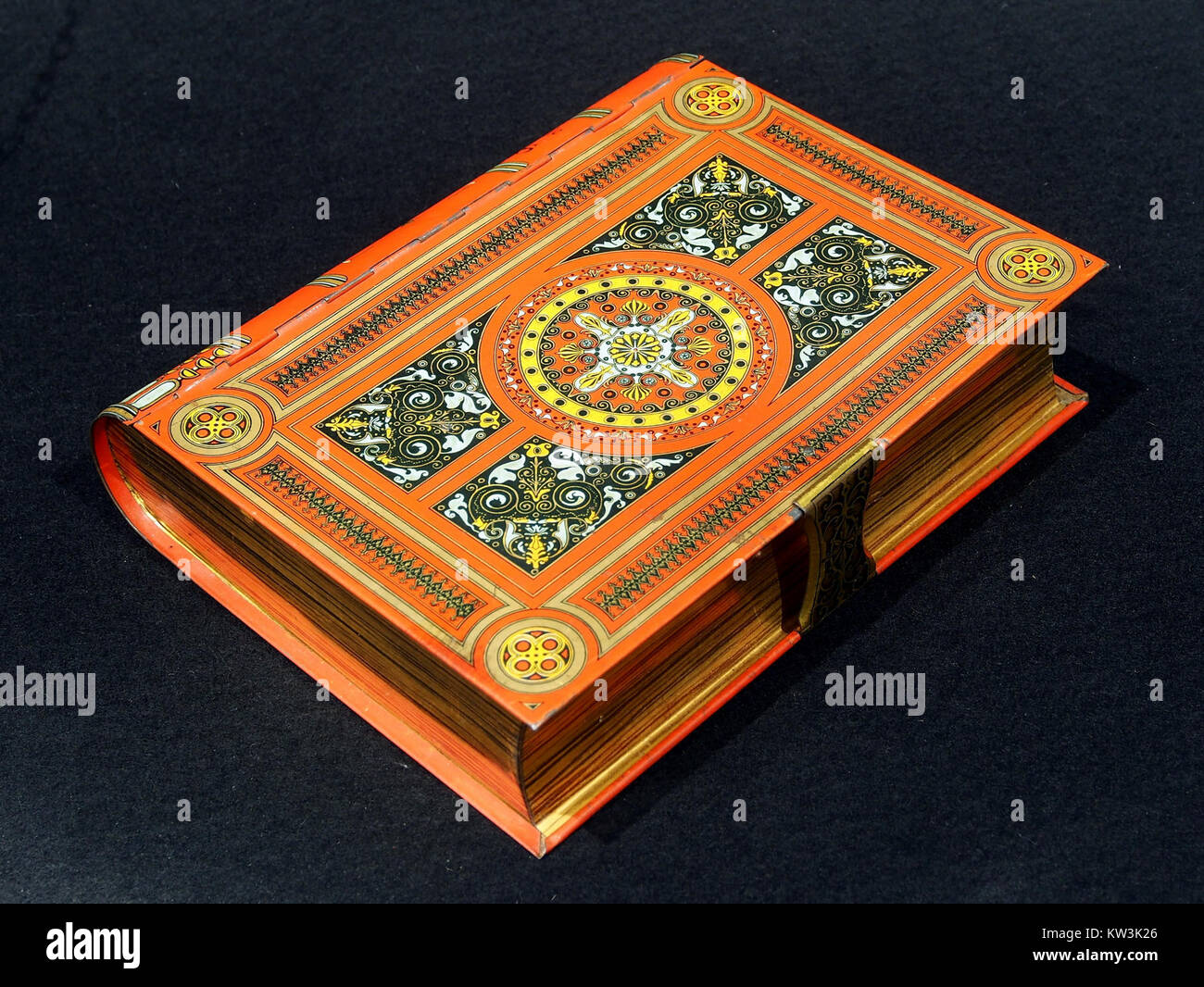 Die „Biscuitblik in boekvorm“ bezieht sich auf eine Keksdose in Form eines Buches, das um 1920 entstanden ist. Es handelt sich um ein Sammlerstück, das das Design des frühen 20. Jahrhunderts widerspiegelt und häufig zum Verpacken von Keksen und Keksen verwendet wird. Das Objekt kombiniert Funktionalität mit künstlerischem Design und bietet einen Einblick in das kulturelle und industrielle Handwerk der Zeit. Stockfoto