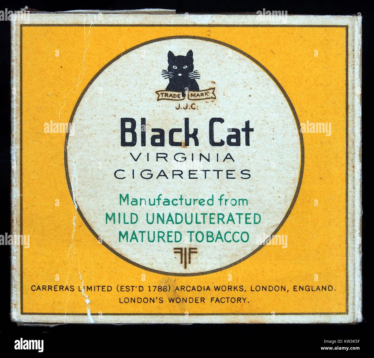 Dieses Bild zeigt eine Packung Verginia-Zigaretten mit dem Markendesign „Black Cat“. Die Verpackung spiegelt das Branding und die Werbung für Zigaretten aus der Mitte des 20. Jahrhunderts wider. Stockfoto