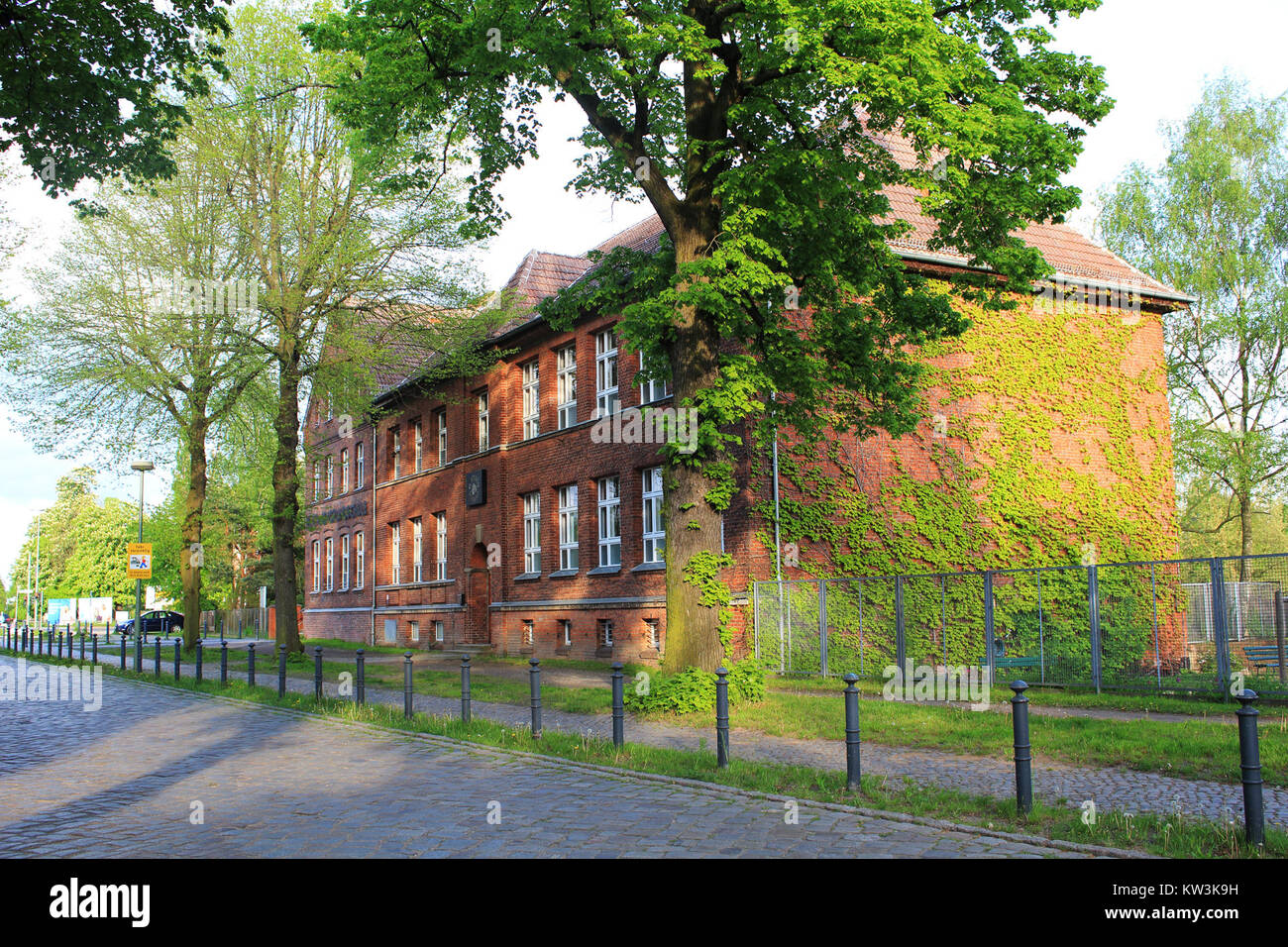 Die Blankenfelde Platanengrundschule ist eine Grundschule in Blankenfelde. Die Schule spielt eine zentrale Rolle in der lokalen Gemeinde und bietet Kindern in der Region Bildung an. Stockfoto