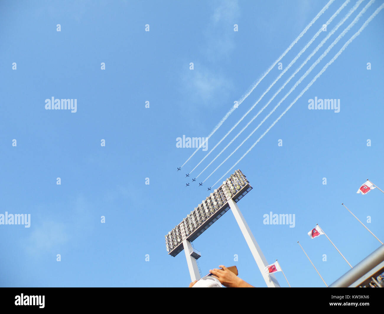 Die Blue Impulse sind das Kunstflugteam der japanischen Luftwaffe. 2014 führten sie im Rahmen der Feierlichkeiten einen spektakulären Überflug des Tokioter Nationalstadions durch. Das Display zeigte das präzise Fliegen und die legendären Formationsfähigkeiten des Teams. Stockfoto