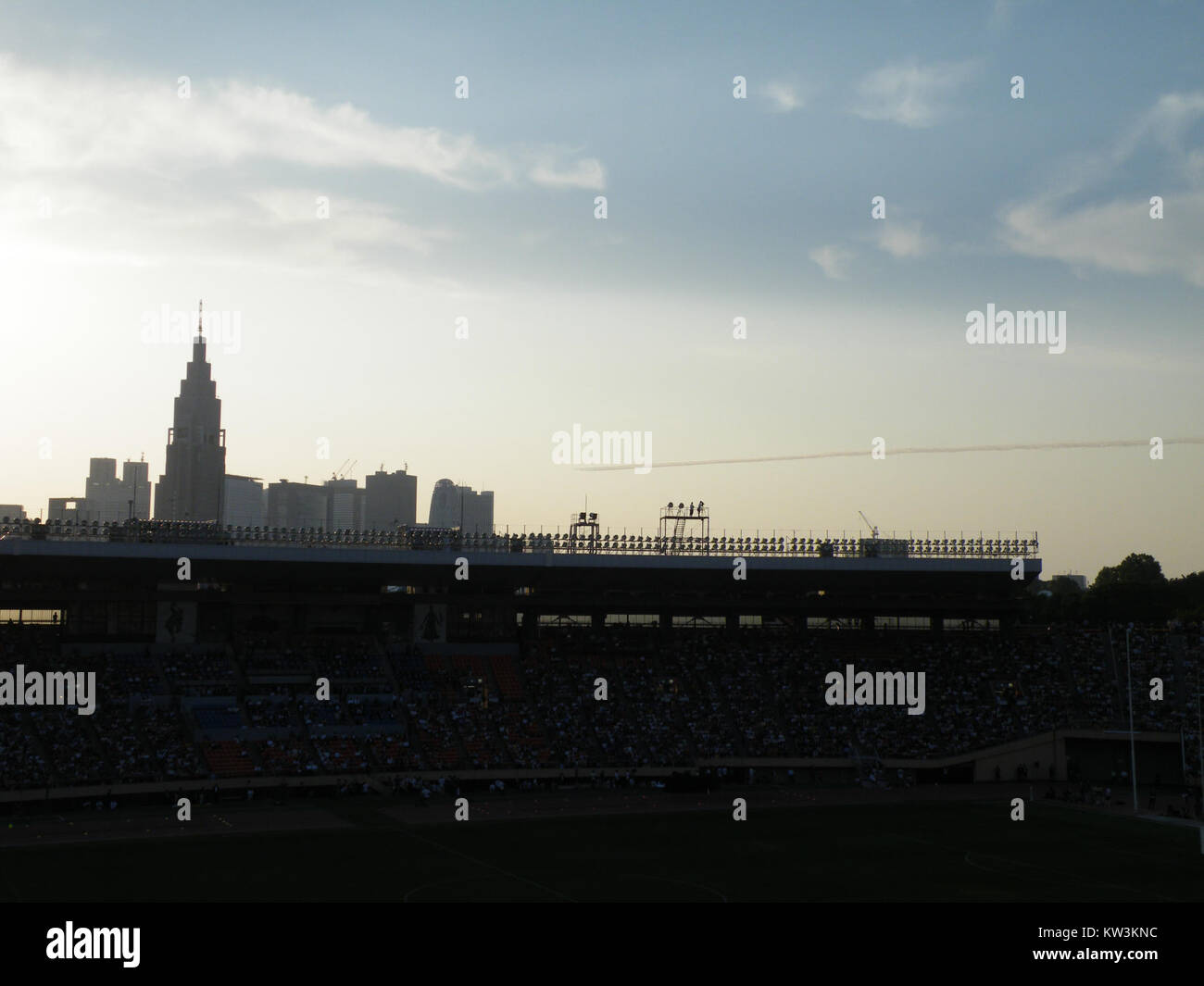 Blue Impulse, Japans Kunstflugdemonstrationsteam, führte während einer Veranstaltung im Jahr 2014 einen atemberaubenden Überflug über das Tokioter Nationalstadion durch. Das Präzisionsfliegen zeigte die außergewöhnlichen Fähigkeiten des Teams und zeigte seine Flugzeuge in synchronisierten Manövern. Stockfoto