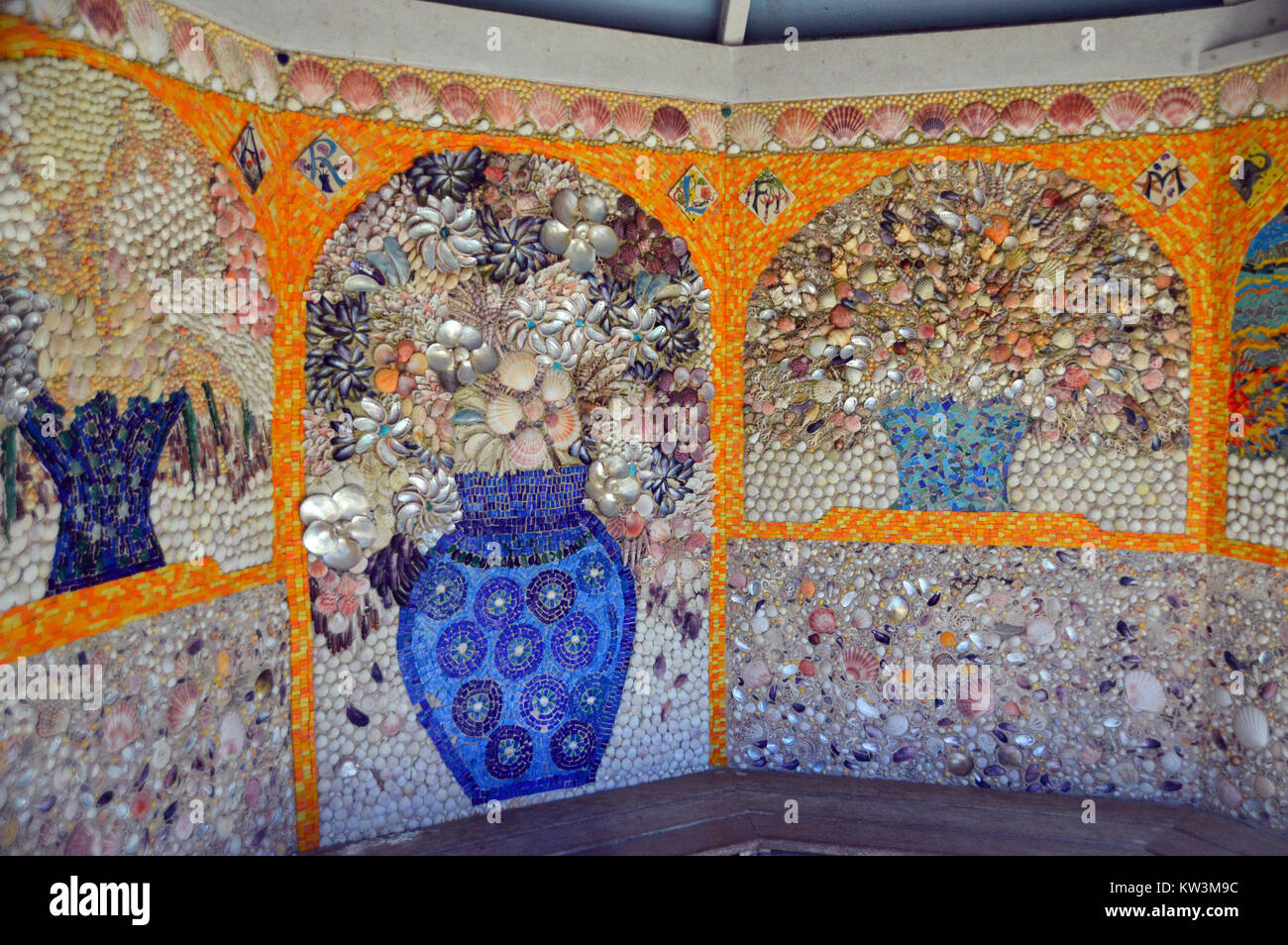 Die Shell House Wandbild von Lucy Dorrien-Smith im mediterranen Garten bei Abbey Gardens Tresco, Isles of Scilly, England, Cornwall, Großbritannien. Stockfoto