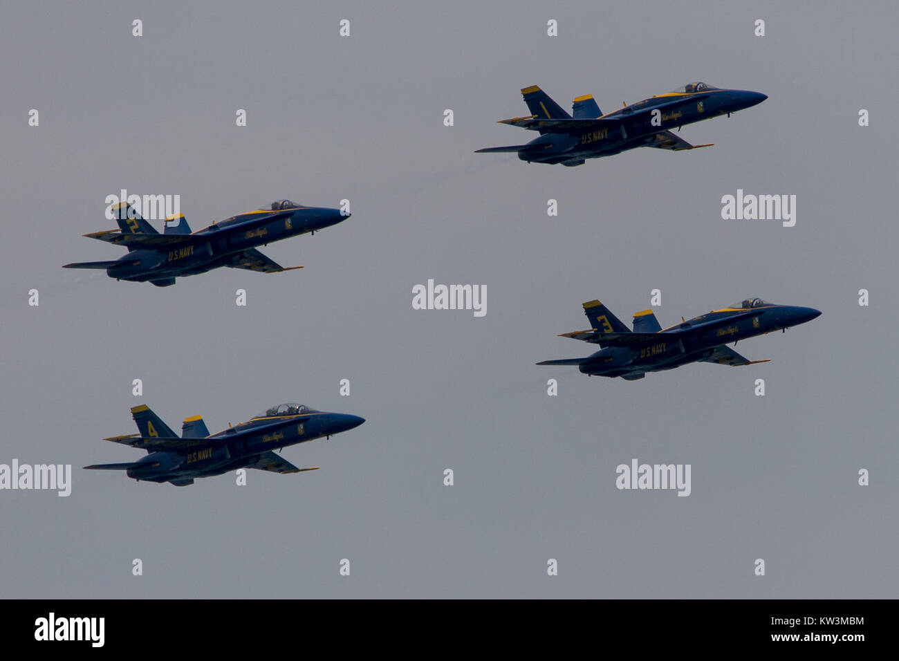 Die Blue Angels, das Elite-Flugvorführungsteam der US Navy, treten auf der Pensacola Beach Air Show auf. Sie sind bekannt für ihr präzises Fliegen und atemberaubende Flugmanöver und zeigen die Fähigkeiten der US-Navy-Piloten und die Kraft der militärischen Luftfahrt. Stockfoto