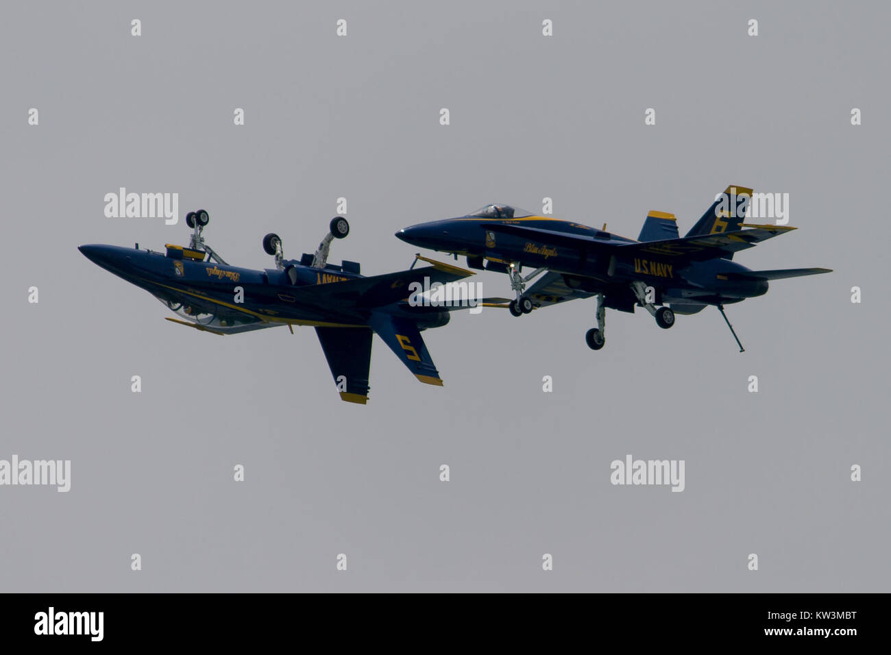 Die Blue Angels Pensacola Beach Air Show 14 zeigt das Elite-Flugdemonstrationsteam der United States Navy, das akrobatische und präzise Flüge über Pensacola Beach, Florida, durchführt. Die Veranstaltung beleuchtet das Können und die Koordination der Piloten in einem Hochleistungsflugzeug. Stockfoto