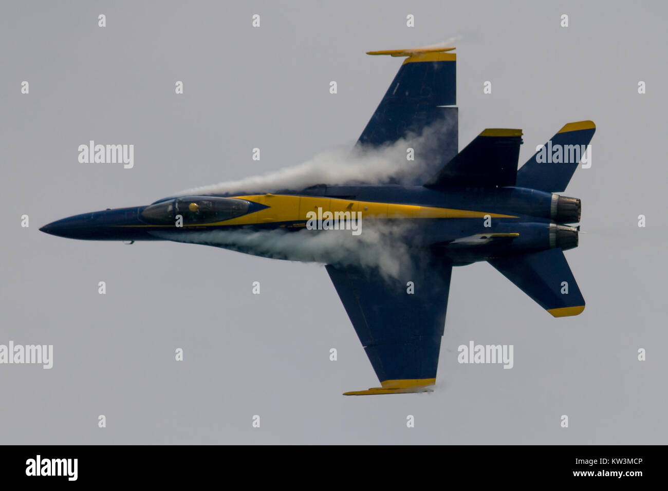 Die Blue Angels, das Präzisionsflugteam der United States Navy, traten auf der Pensacola Beach Air Show auf. Ihre Luftakrobatik zeigt das Können und die Präzision der Elite-Piloten der Navy, zieht große Menschenmassen an und zeigt die militärische Luftfahrt. Stockfoto