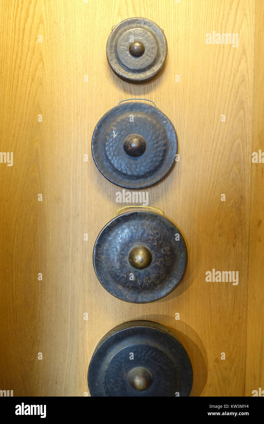 Der Bo cong, ein traditionelles gong-Set, wird im Muong Vietnam Museum of Ethnology in Hanoi, Vietnam, ausgestellt. Es repräsentiert das kulturelle und musikalische Erbe der Muong, einer ethnischen Gruppe, die im Norden Vietnams beheimatet ist. Stockfoto