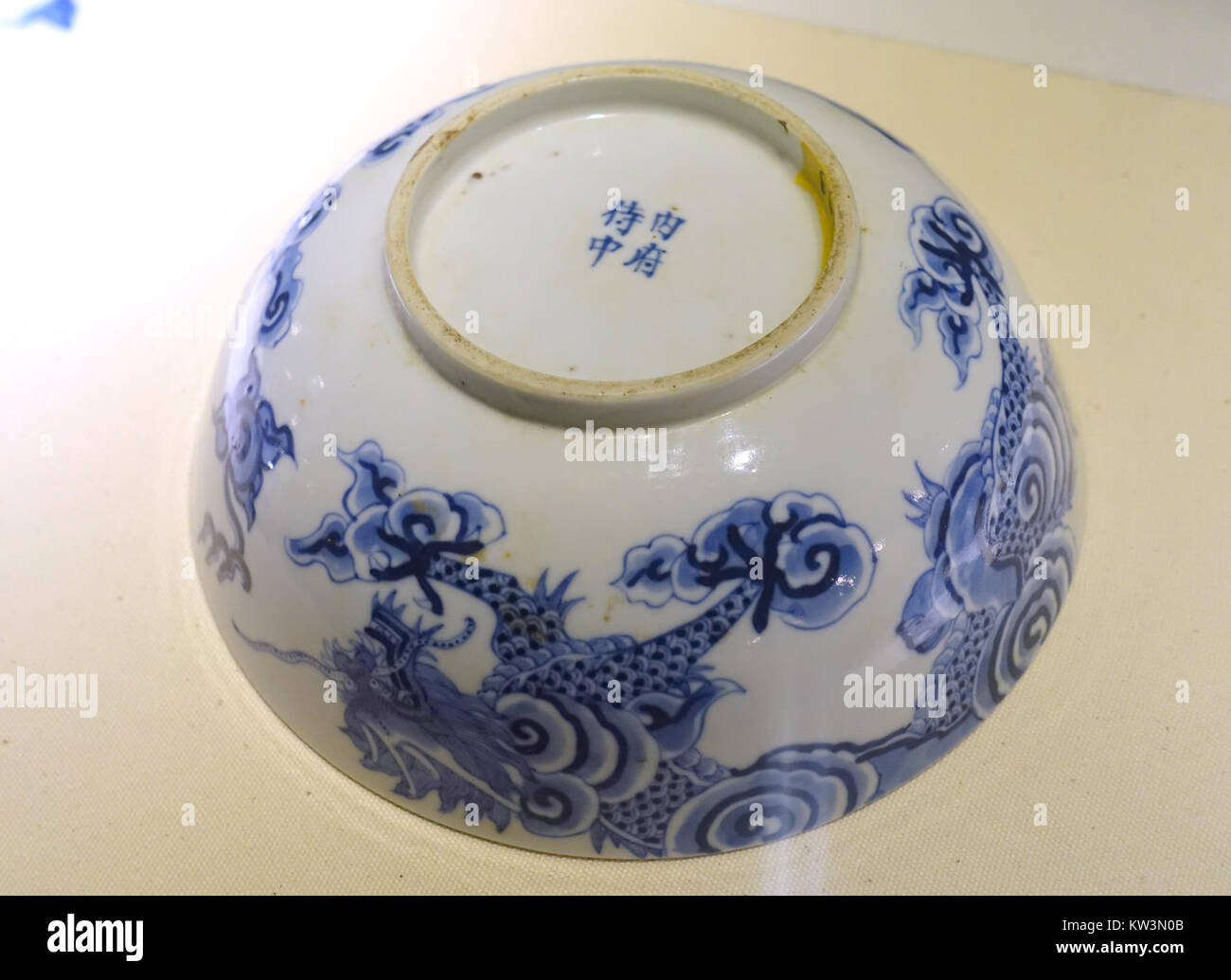 Eine große Keramikschale aus der Nguyen-Dynastie aus dem 19. Jahrhundert, untergebracht im Vietnam National Museum of Fine Arts in Hanoi. Stockfoto