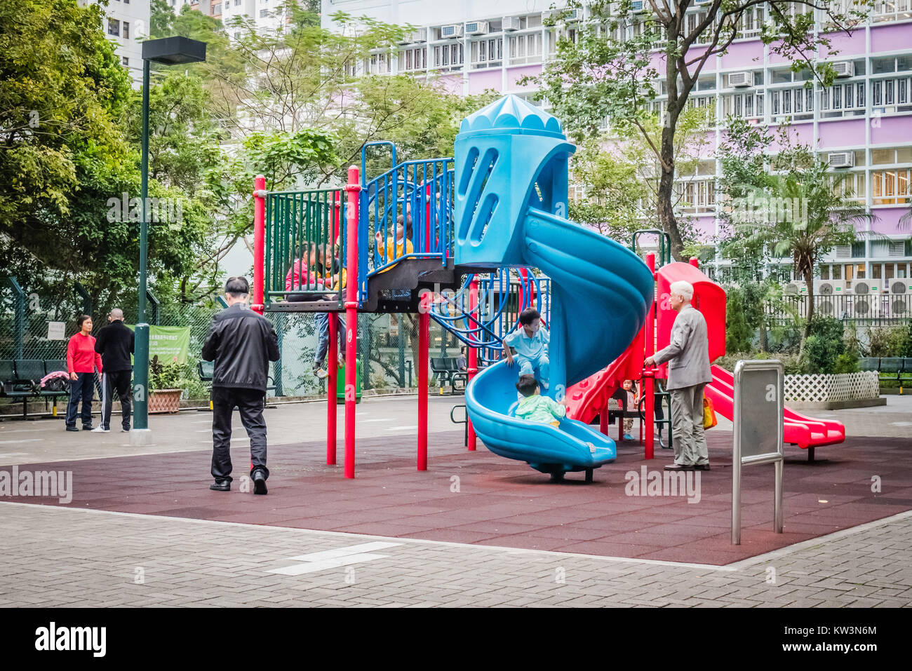 Kinder spielen in öffentlichen Spielplatz in Hongkong Stockfoto