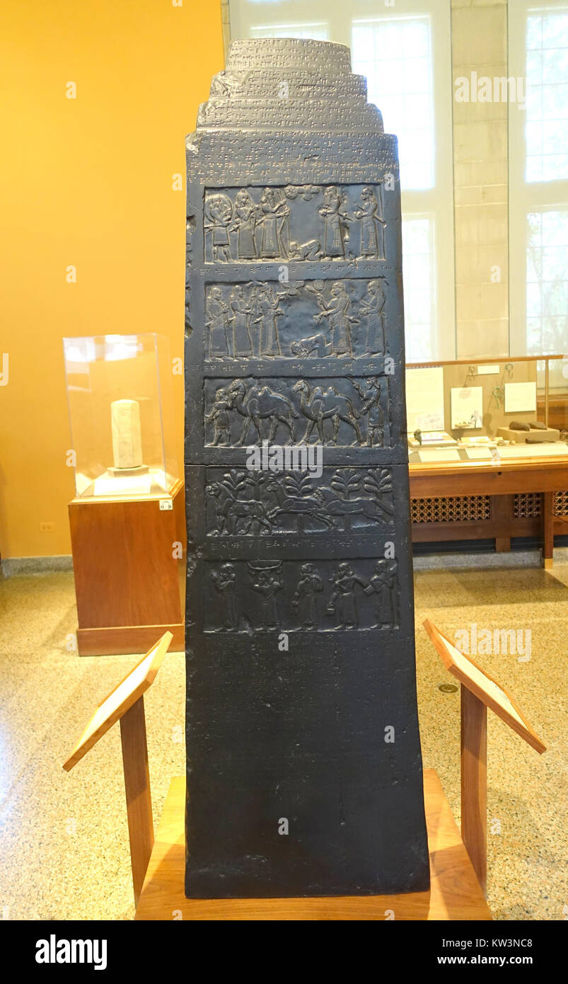 Der Schwarze Obelisk von Shalmaneser III, ein Gipsabguss des Originals, ist ein bedeutendes assyrisches Artefakt aus dem Jahr 827 v. Chr. Es enthält historische Inschriften und ist Teil der Sammlung des Oriental Institute Museum der University of Chicago. Stockfoto