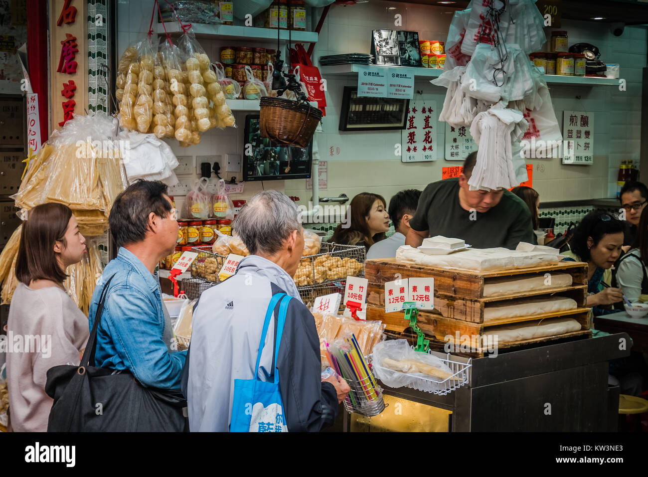 Menschen Aufstellung für Street Food in Hongkong Stockfoto