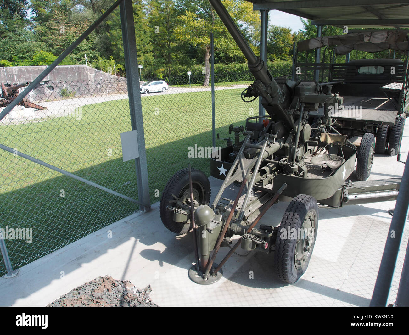 Dieses Foto zeigt die Bofors M1 Anti-Aircraft Artillery (AAA) in der Kasematte 35 in Marckolsheim. Die Bofors M1 war ein wichtiges Gerät, das während des Zweiten Weltkriegs zur Luftabwehr eingesetzt wurde. Stockfoto