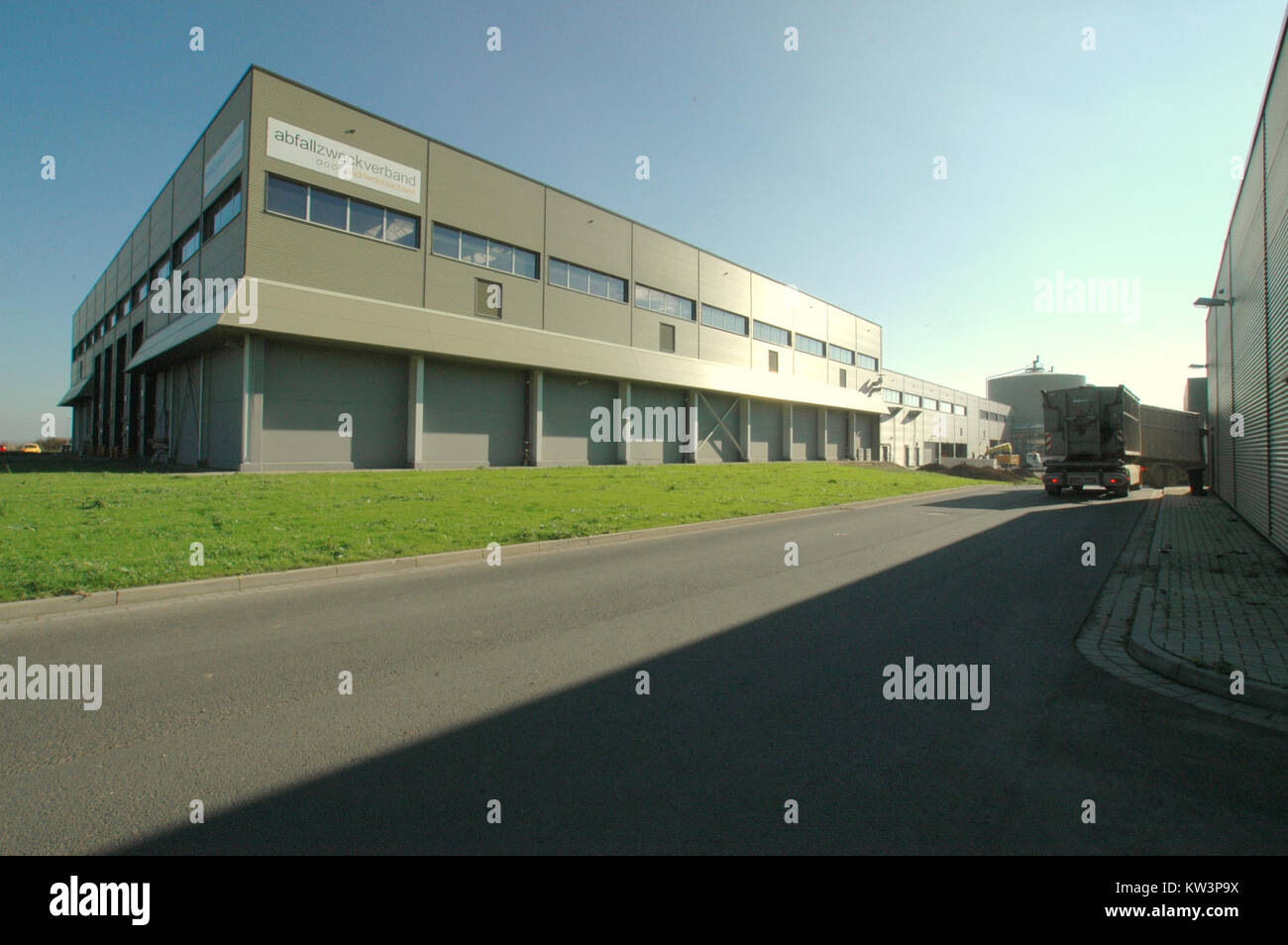 Biogasanlage bezeichnet eine Biogasanlage, die zur Herstellung von Biogas aus organischen Abfällen verwendet wird. Diese Anlagen spielen eine Rolle bei der Erzeugung erneuerbarer Energien und bei der Abfallbewirtschaftung. Stockfoto