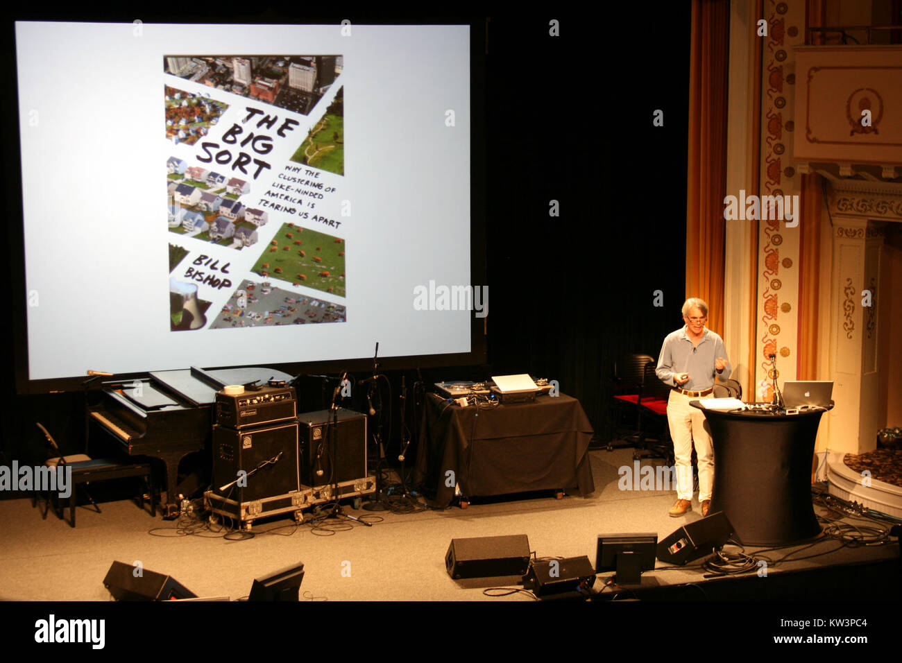 Dieses Foto zeigt Bill Bishop, wahrscheinlich eine Figur von Bedeutung oder öffentlichem Interesse, aus dem Jahr 2008. Das Bild spiegelt seinen Beitrag oder seine Rolle in der Gesellschaft während dieser Zeit wider. Stockfoto