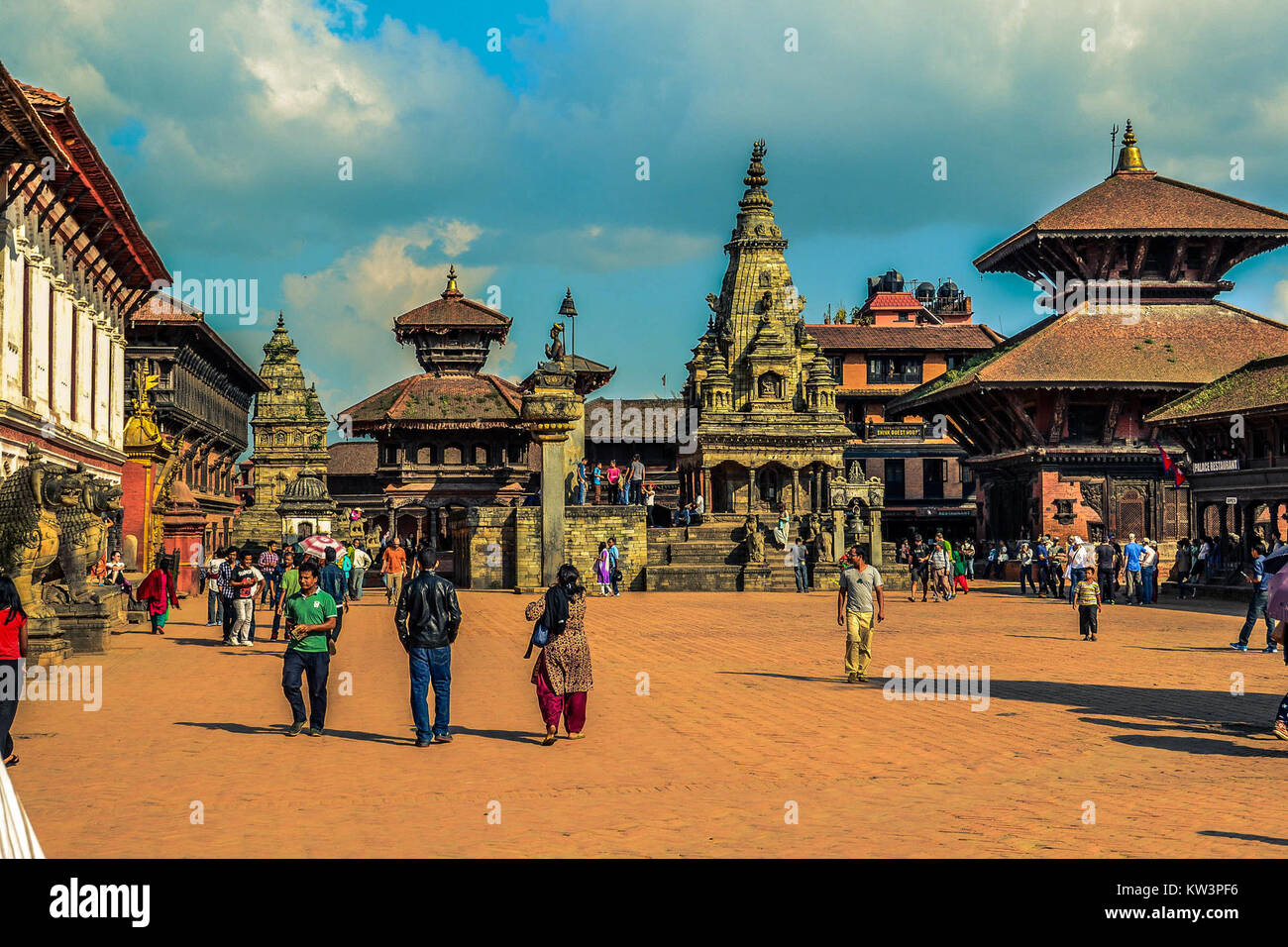 Bhaktapur Durbar Square, ein UNESCO-Weltkulturerbe in Nepal, 2014 erfasst, zeigt das reiche kulturelle und architektonische Erbe der antiken Stadt Bhaktapur, bekannt für ihre historischen Tempel und Paläste. Stockfoto