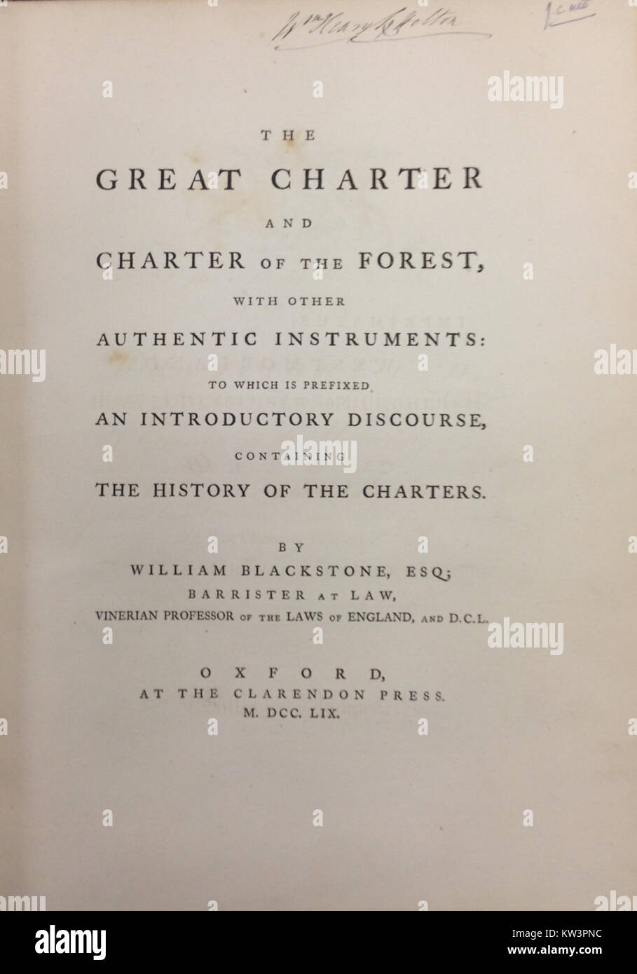 Die erste Ausgabe von William Blackstones „The Great Charter and Charter of the Forest“ wurde 1759 veröffentlicht. Die Titelseite dieser Arbeit ist ein wichtiges historisches Dokument, das sich auf das englische Recht und die Verfassungsgeschichte bezieht. Stockfoto