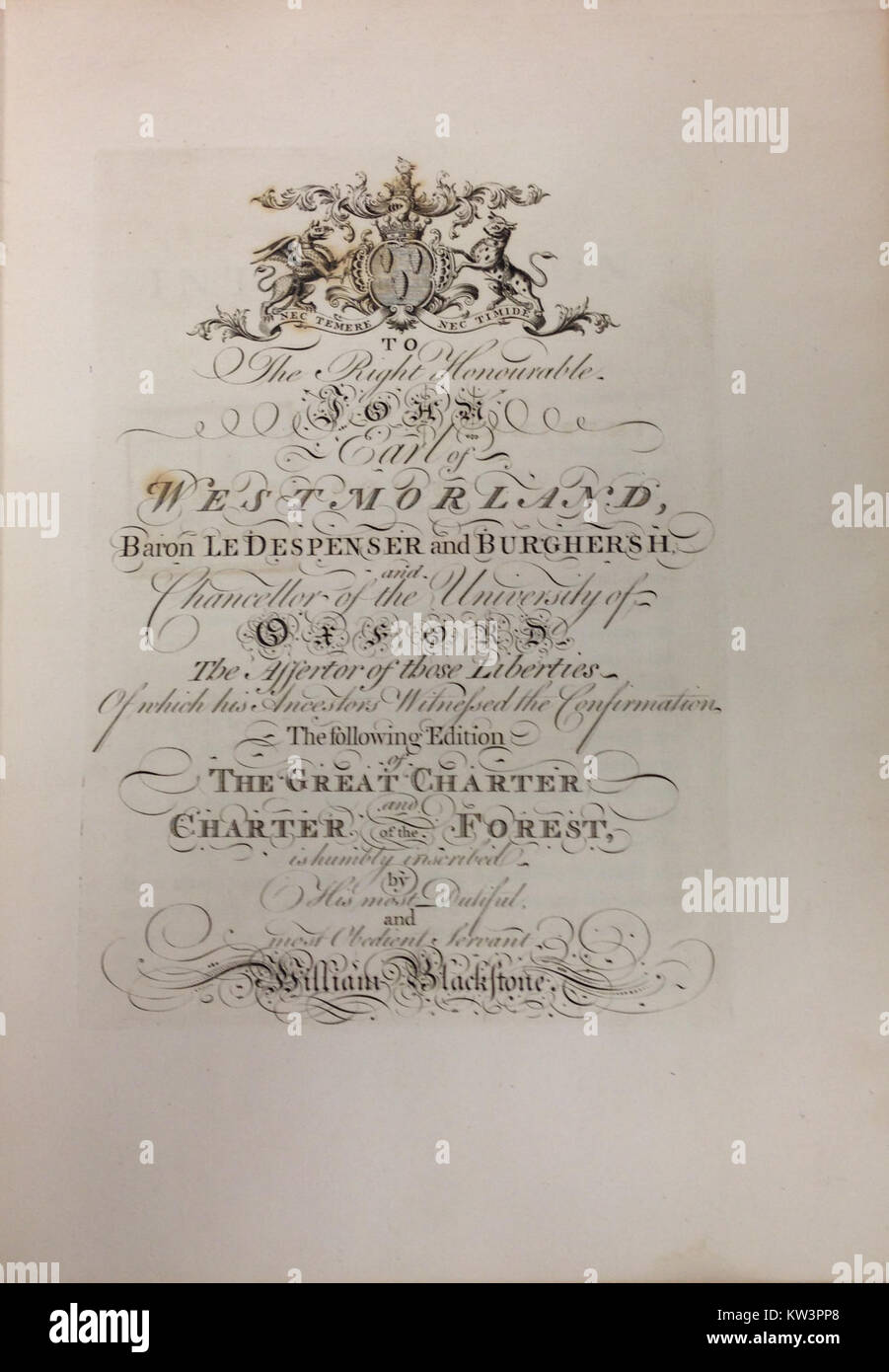 Diese erste Ausgabe von William Blackstones „The Great Charter and Charter of the Forest“ aus dem Jahr 1759 enthält eine Widmung, die Einblicke in die Rechtsgeschichte und die Entwicklung der britischen Verfassung im 18. Jahrhundert bietet. Stockfoto