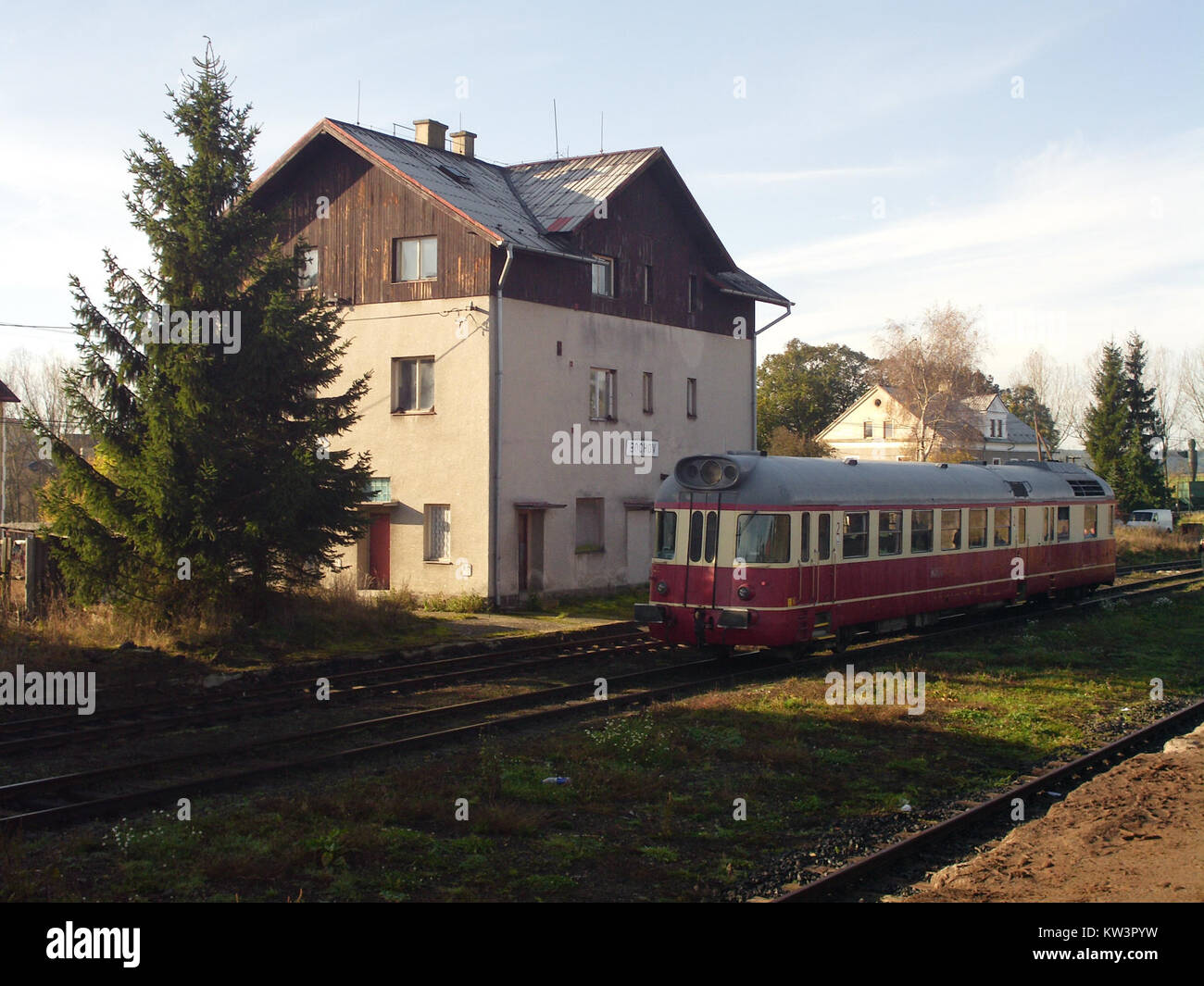 Der Bahnhof Bochov, der sich in der Tschechischen Republik befindet, ist Teil des Eisenbahnnetzes des Landes. Der Bahnhof ist bekannt für seine historische Bedeutung und seine Rolle im Regionalverkehr. Es ist seit Jahrzehnten ein wichtiger Punkt für Reisende und Einheimische und dient als Drehscheibe des tschechischen Eisenbahnsystems. Stockfoto