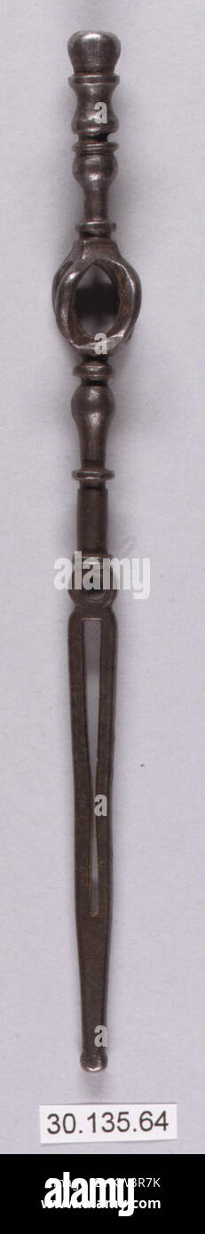 Die Spule oder Spindel in der Sammlung des Metropolitan Museum of Art stellt ein historisches Werkzeug dar, das in der Textilproduktion verwendet wird. Dieses Objekt beleuchtet die traditionellen Spinnen- und Webmethoden und zeigt die Handwerkskunst der vorindustriellen Textilindustrie. Stockfoto