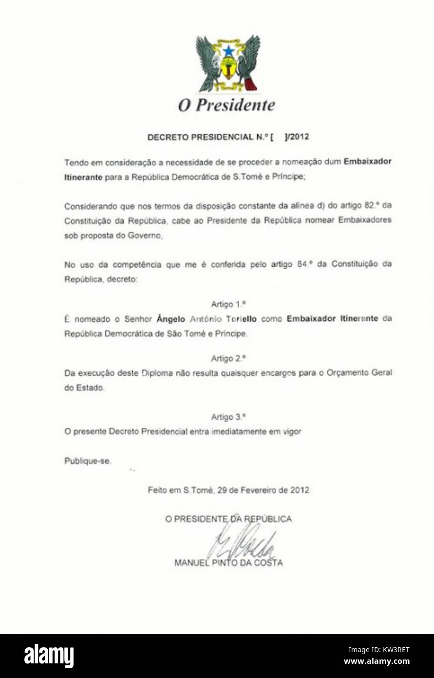 Manuel Pinto da Costa, der erste Präsident von São Tomé und Príncipe, wird für seine politische Führung und seinen Beitrag zur Unabhängigkeit des Landes anerkannt. Seine Unterschrift, ein Symbol seiner historischen Bedeutung, ist Teil des politischen Vermächtnisses der Nation. Stockfoto