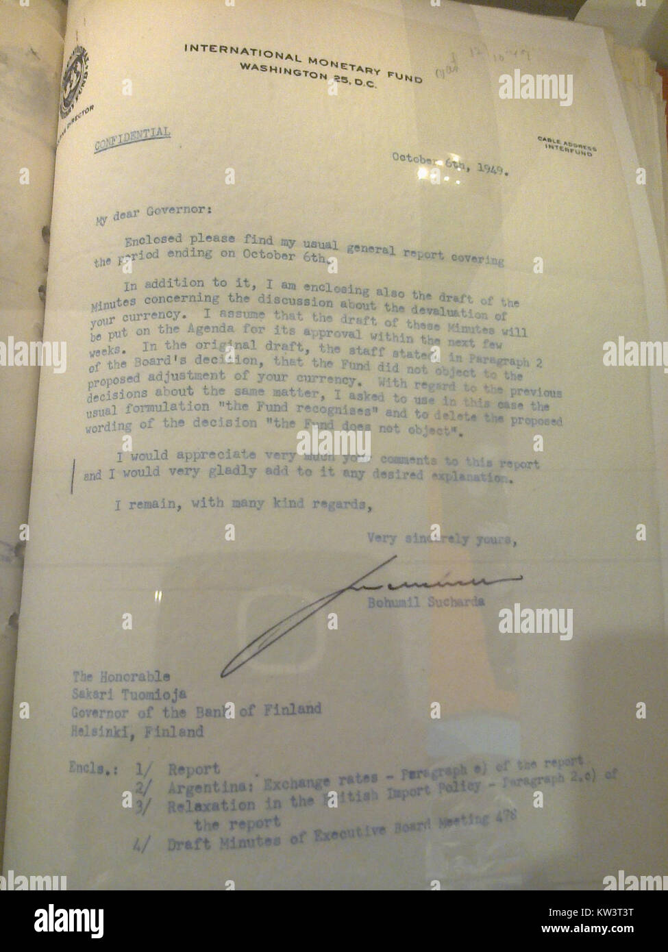 In diesem Schreiben von Bohumil Sucharda geht es um die Abwertung der Währung in Finnland im Jahr 1949, die die damaligen wirtschaftlichen Bedingungen widerspiegelt. Stockfoto