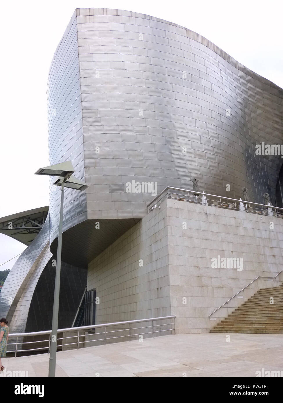 Das Guggenheim Museum in Bilbao, Spanien, ist ein ikonisches Museum für moderne Kunst, das für seine innovative Architektur von Frank Gehry bekannt ist. Es ist ein kulturelles Wahrzeichen und eine Schlüsselinstitution in der Kunstwelt. Stockfoto