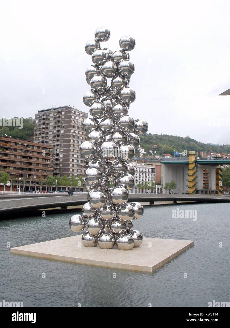 „Tall Tree and the Eye“ von Anish Kapoor ist eine Skulptur im Bilbao Guggenheim Museum. Es verfügt über ein einzigartiges Design mit reflektierenden Oberflächen und eine auffällige visuelle Präsenz, die zur beeindruckenden Sammlung moderner Kunst des Museums beiträgt. Stockfoto