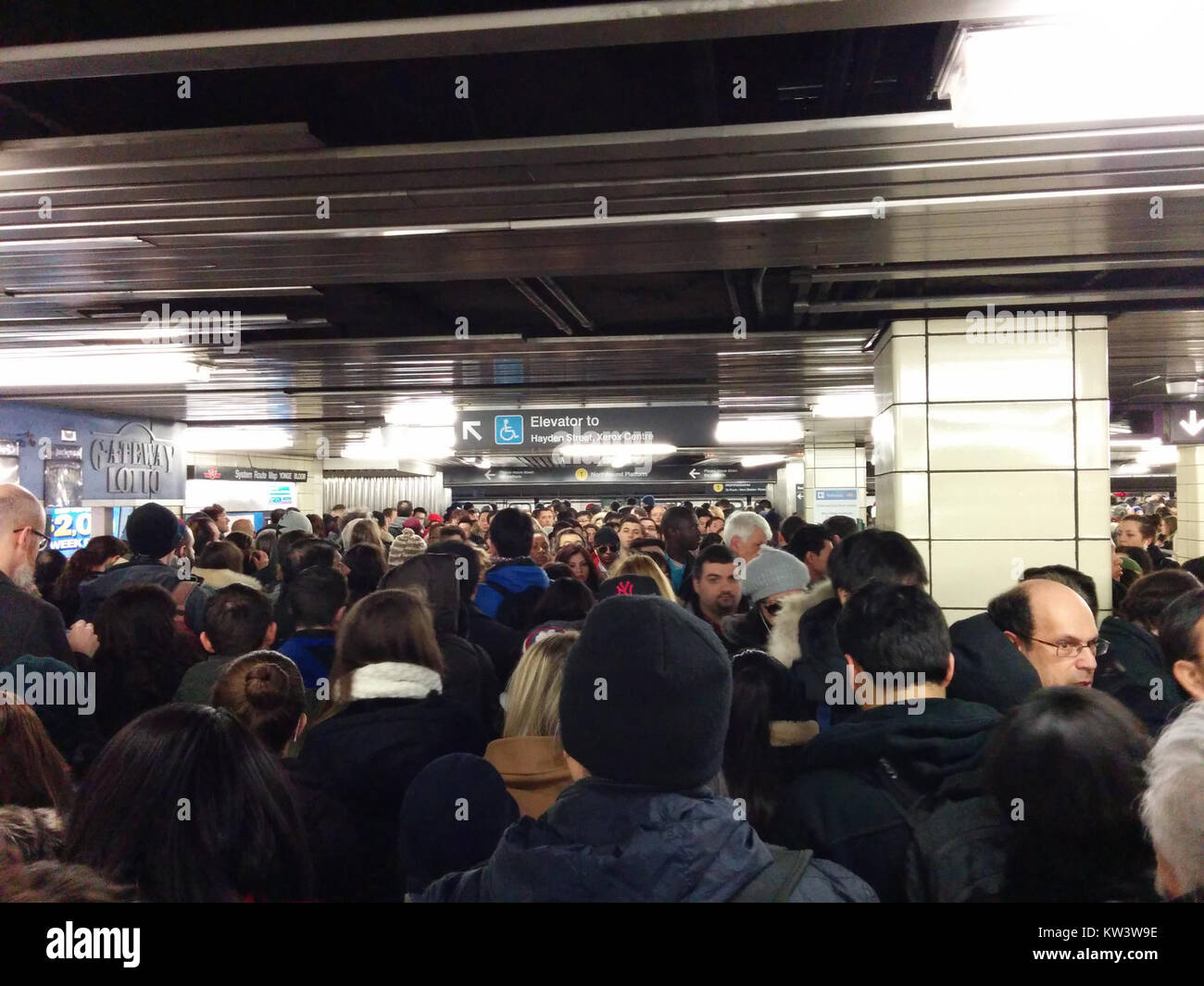 Die U-Bahn-Station Bloor Yonge erlitt im März 2015 eine Unterbrechung der Verkehrsdienste, die die Passagiere der Linien 1 und 2 der Toronto Transit Commission (TTC) betraf. Die Unterbrechung wurde durch technische Probleme verursacht, die zu Verzögerungen und Anpassungen der Servicepläne führten. Stockfoto