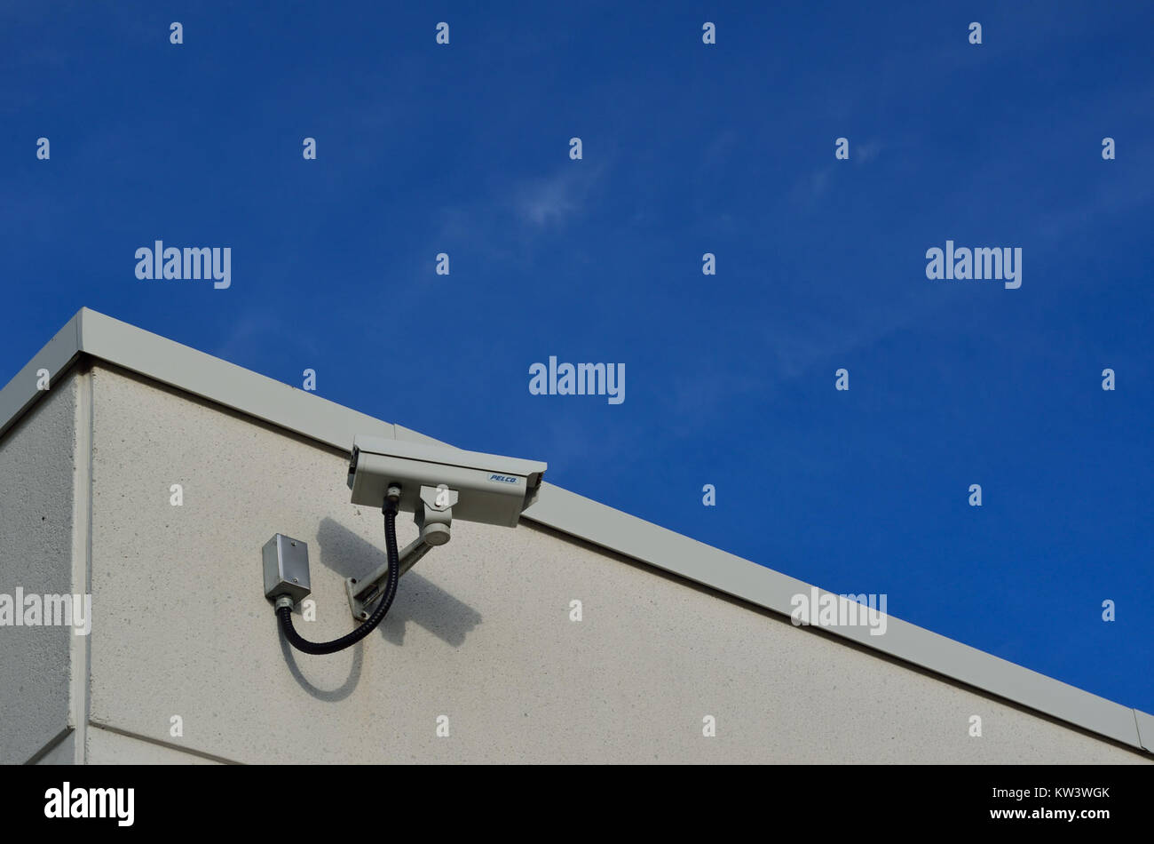 Ein CCTV-Kamerasystem namens BlueSkyCCTV7, das für Überwachungszwecke entwickelt wurde. Das System wird für Überwachungs- und Sicherheitsanwendungen verwendet, um die Sicherheit durch Echtzeit-Videoeinspeisung und hochauflösende Kameras zu gewährleisten. Stockfoto