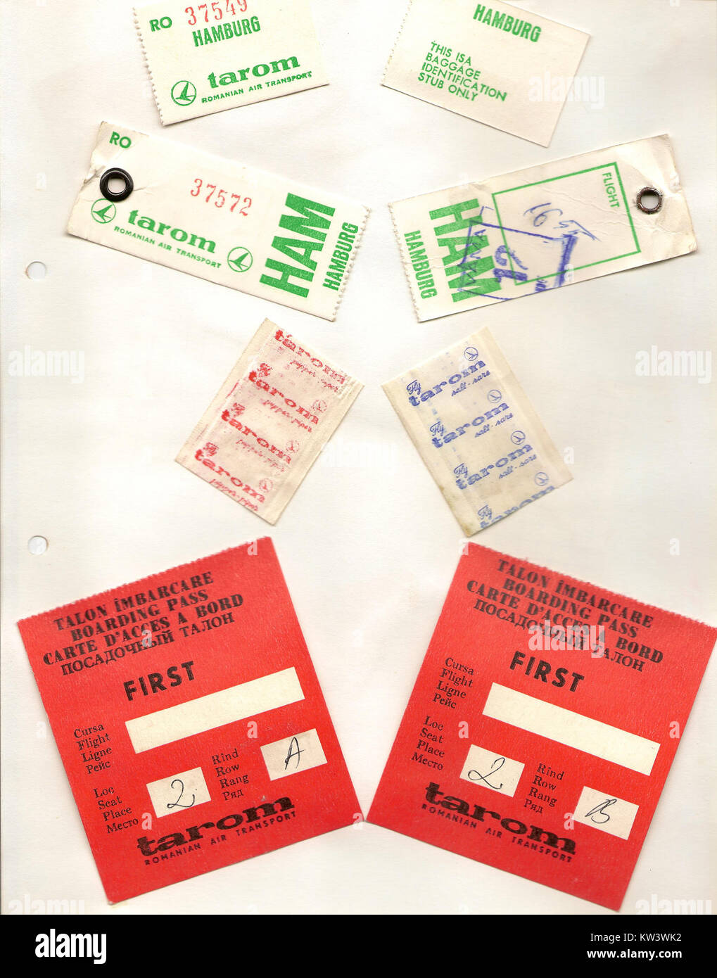 Dieses Bild zeigt verschiedene Gepäckanhänger und Bordkarten der Fluggesellschaft Tarom sowie Salz- und Pfefferstreuer aus dem Jahr 1981. Es bietet einen Einblick in die Erinnerungsstücke der Vintage-Fluggesellschaft aus den frühen 1980er Jahren Stockfoto