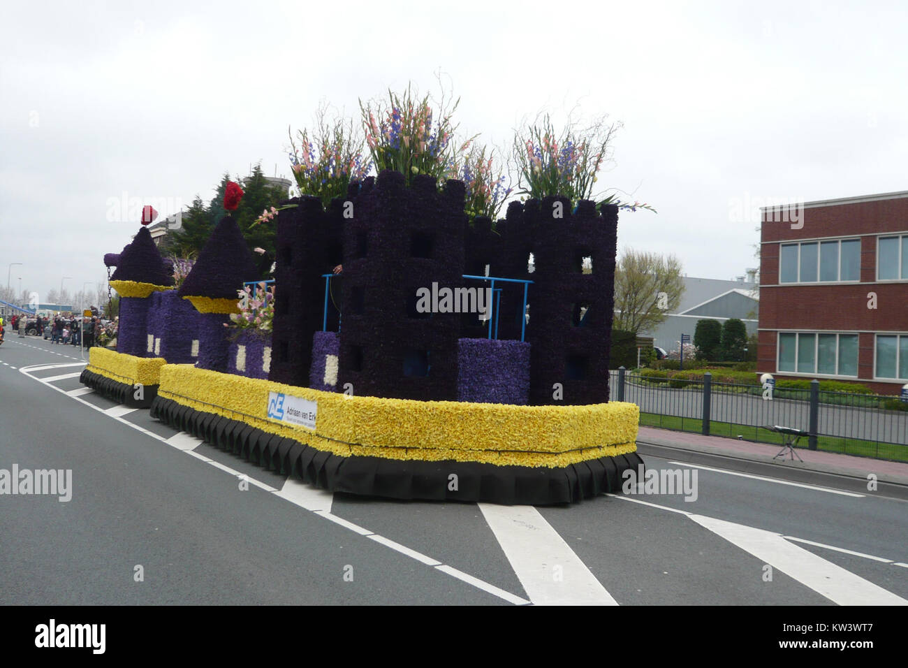 Die Bloemencorso 2015, eine Blumenparade in den Niederlanden, zeigt aufwendig dekorierte Wagen, die in der Nähe von Hillegom unterwegs sind. Die Veranstaltung feiert Blumenkunst und niederländische Gartenbautraditionen und zieht jedes Jahr große Menschenmassen an. Stockfoto